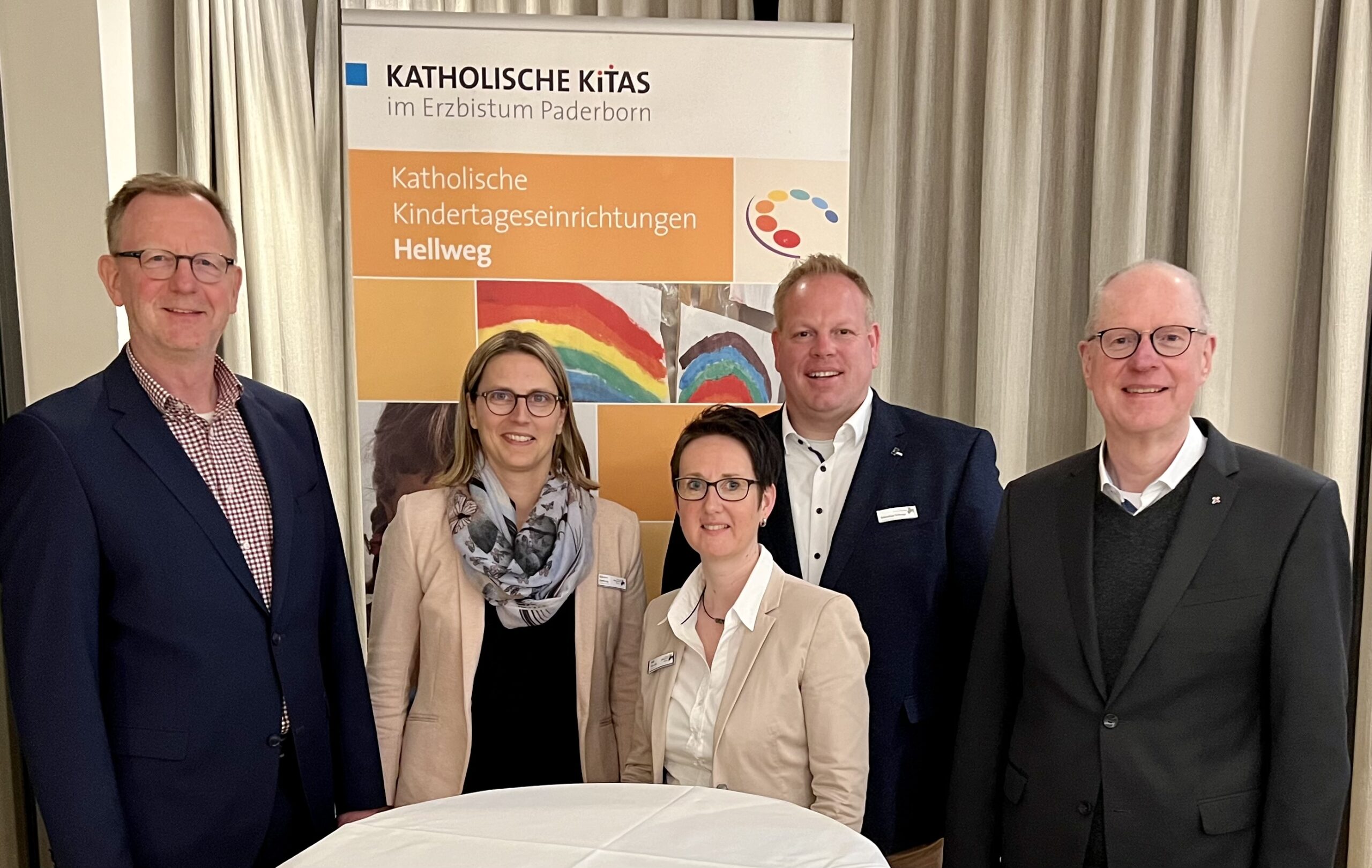 Die Geschäftsführer der Kita gem. GmbH, Josef Mertens, zog Bilanz über das letzte Kita-Jahr. An seiner Seite: Fachbereichsleitung Kirsten Janning, Bereichsleitung Anja Nicolin, Fachbereichsleitung Sebastian Schrage und Dechant Georg Schröder (v.l.n.r.).