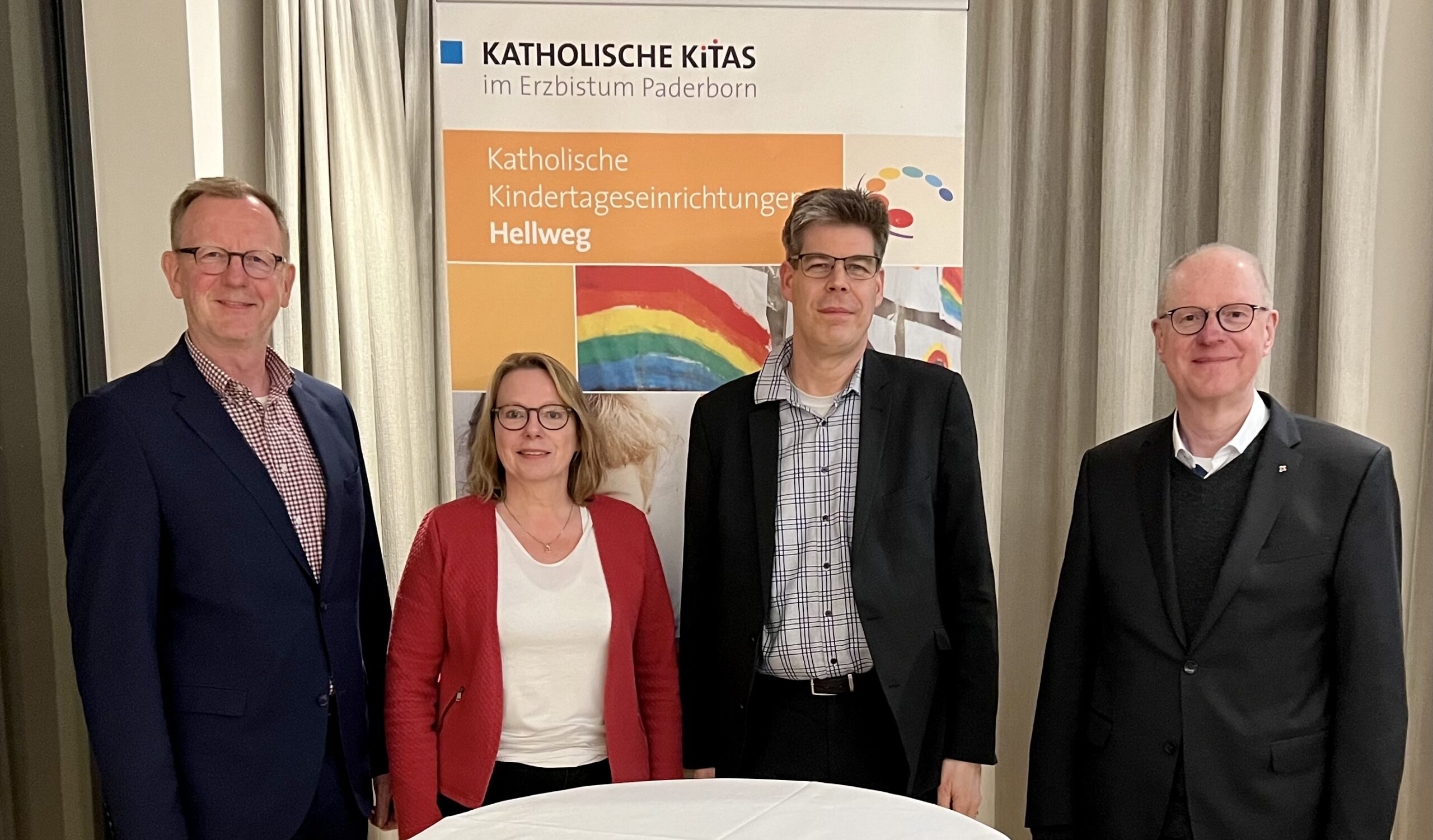 Die Geschäftsführer der Kita gem. GmbH Hellweg, Josef Mertens (links), und Dechant Georg Schröder (rechts) begrüßten Anke Gallus als neues Mitglied im Verwaltungsrat der Kita gem. GmbH Hellweg und bedankten sich bei Thomas Mutz für den ausführlichen Bericht aus dem Gesellschaftergremium.