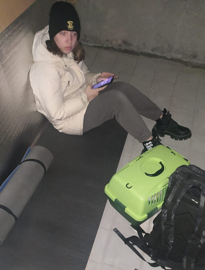 Ihor Trils Schwester harrt mit ihrer Familie im von Luftangriffen bedrohten Lwiw (Lemberg) aus. Häufig muss sie mit ihren Kindern in einem Bunker Schutz suchen. Auf diesem Handyfoto sieht man Ihor Trils Nichte am Boden eines Bunkers in Lwiw sitzen