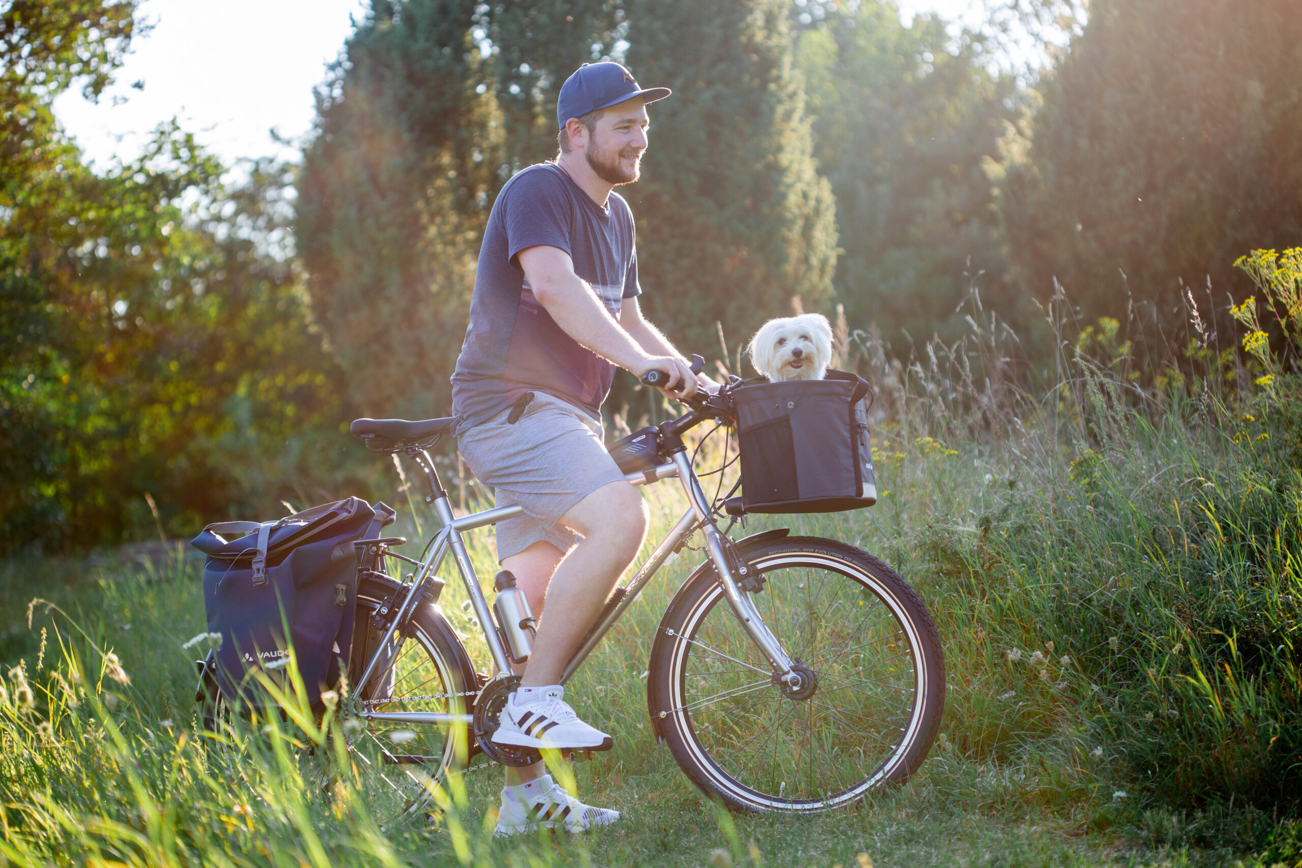 Benedikt Goesmann auf einem Fahrrad mit Hund