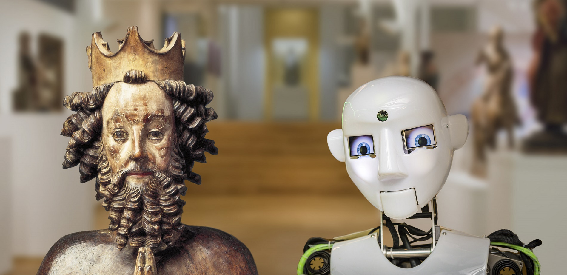 Skulptur neben Roboter