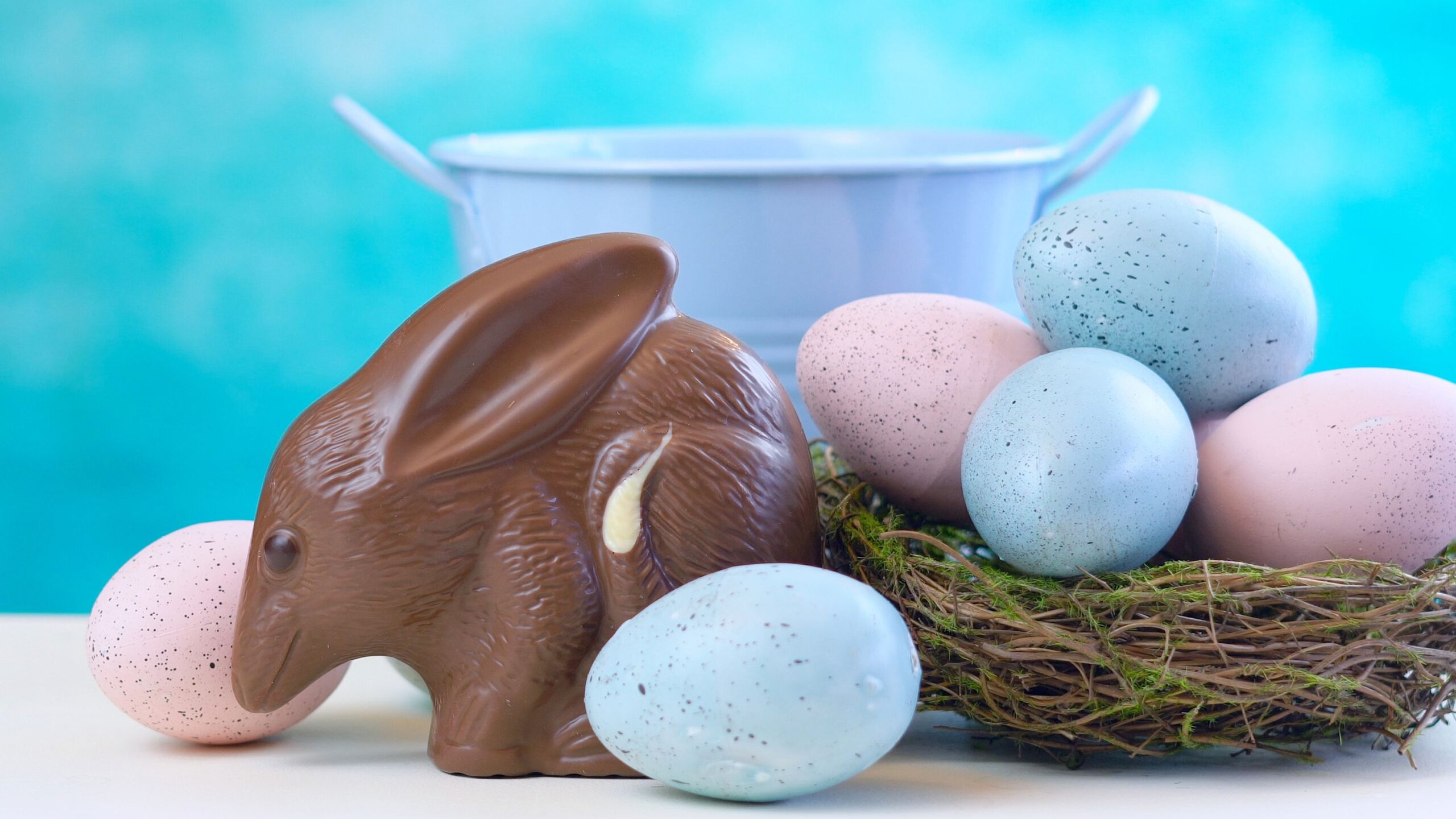 Schokoladen-Bilby und bunte Eier