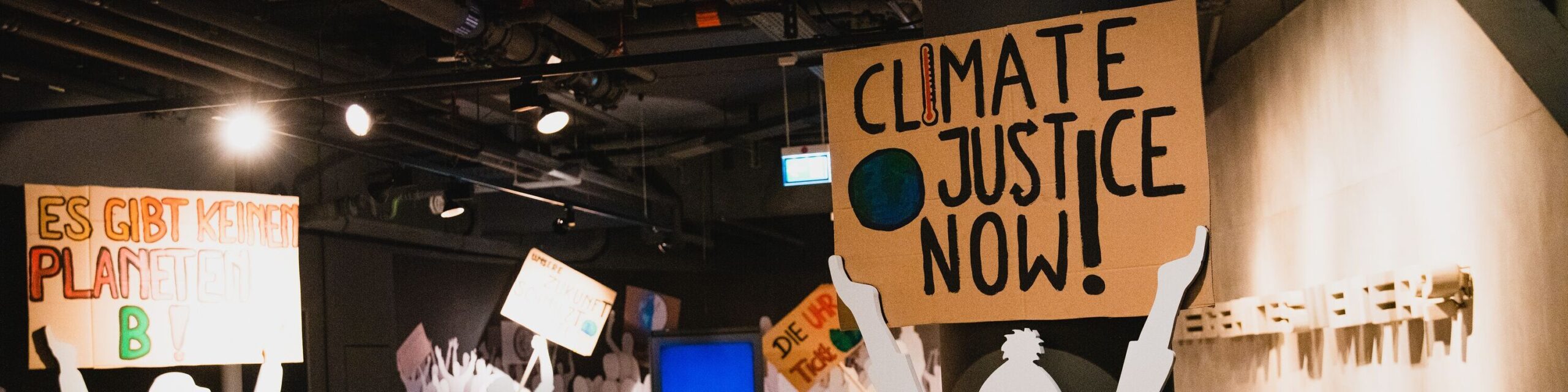 Transparente mit der Aufschrift Climate Justice Now! und Es gibt keinen Planet B