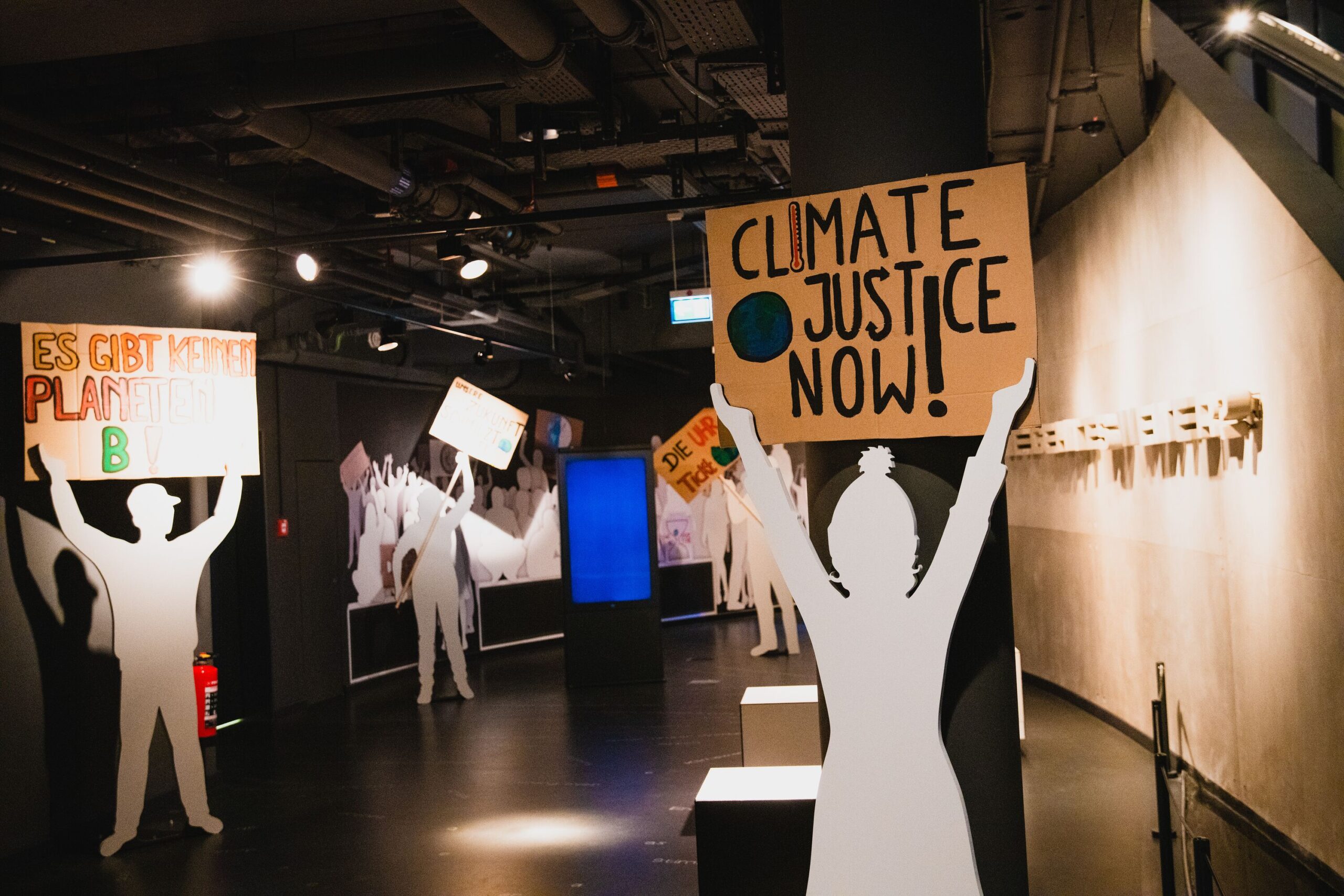 Transparente mit der Aufschrift Climate Justice Now! und Es gibt keinen Planet B