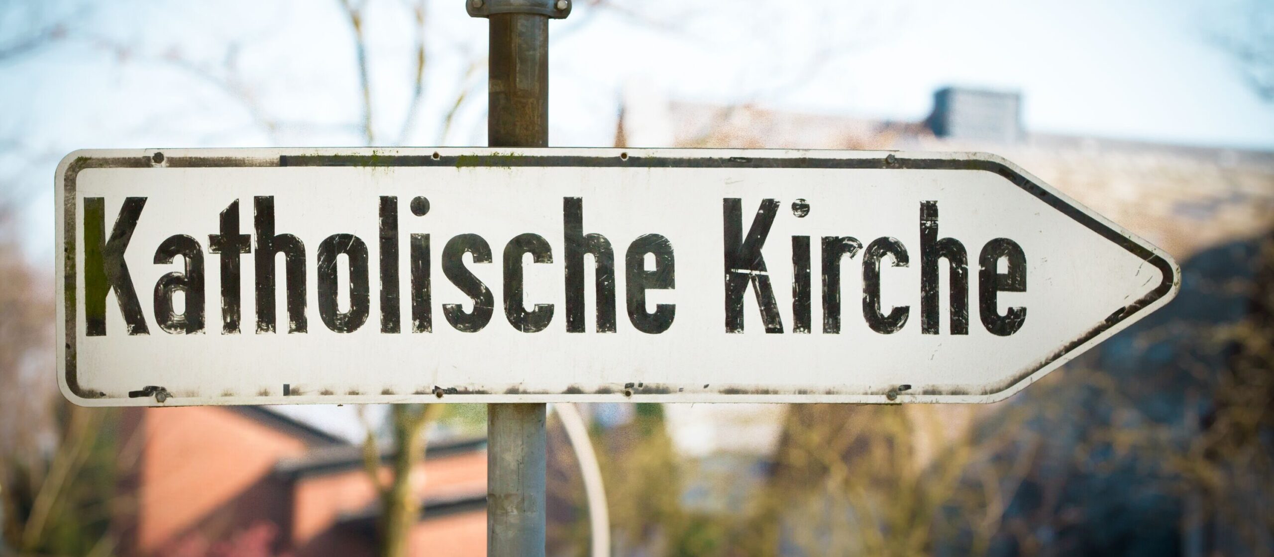 Schild mit Aufschrift "Katholische Kirche"