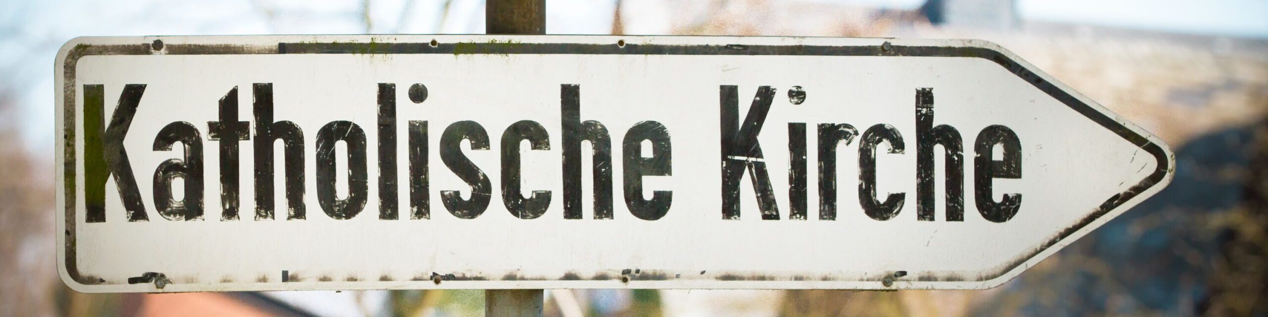 Schild mit Aufschrift "Katholische Kirche"