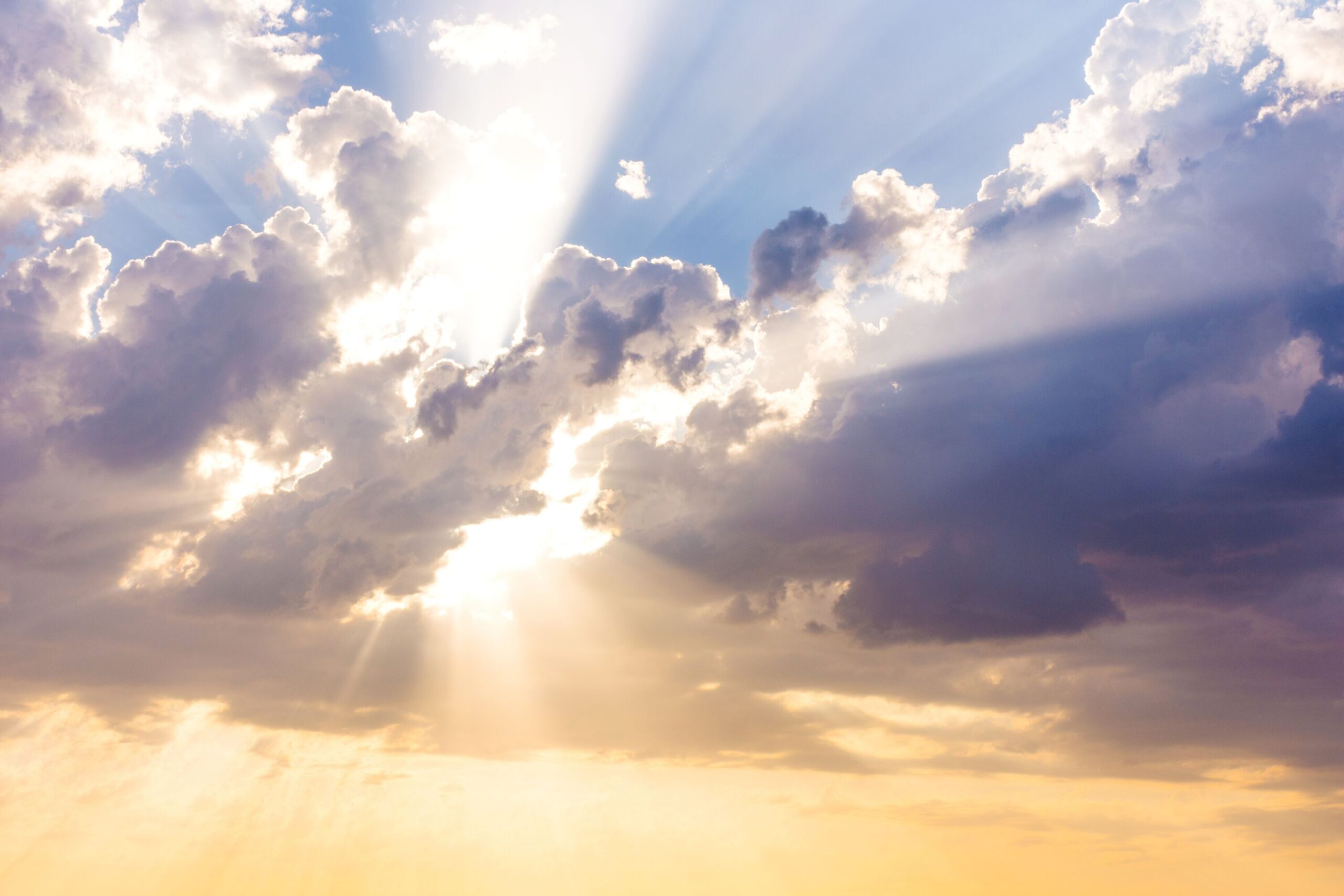 Sonnenstrahlen durchbrechen Wolkendecke