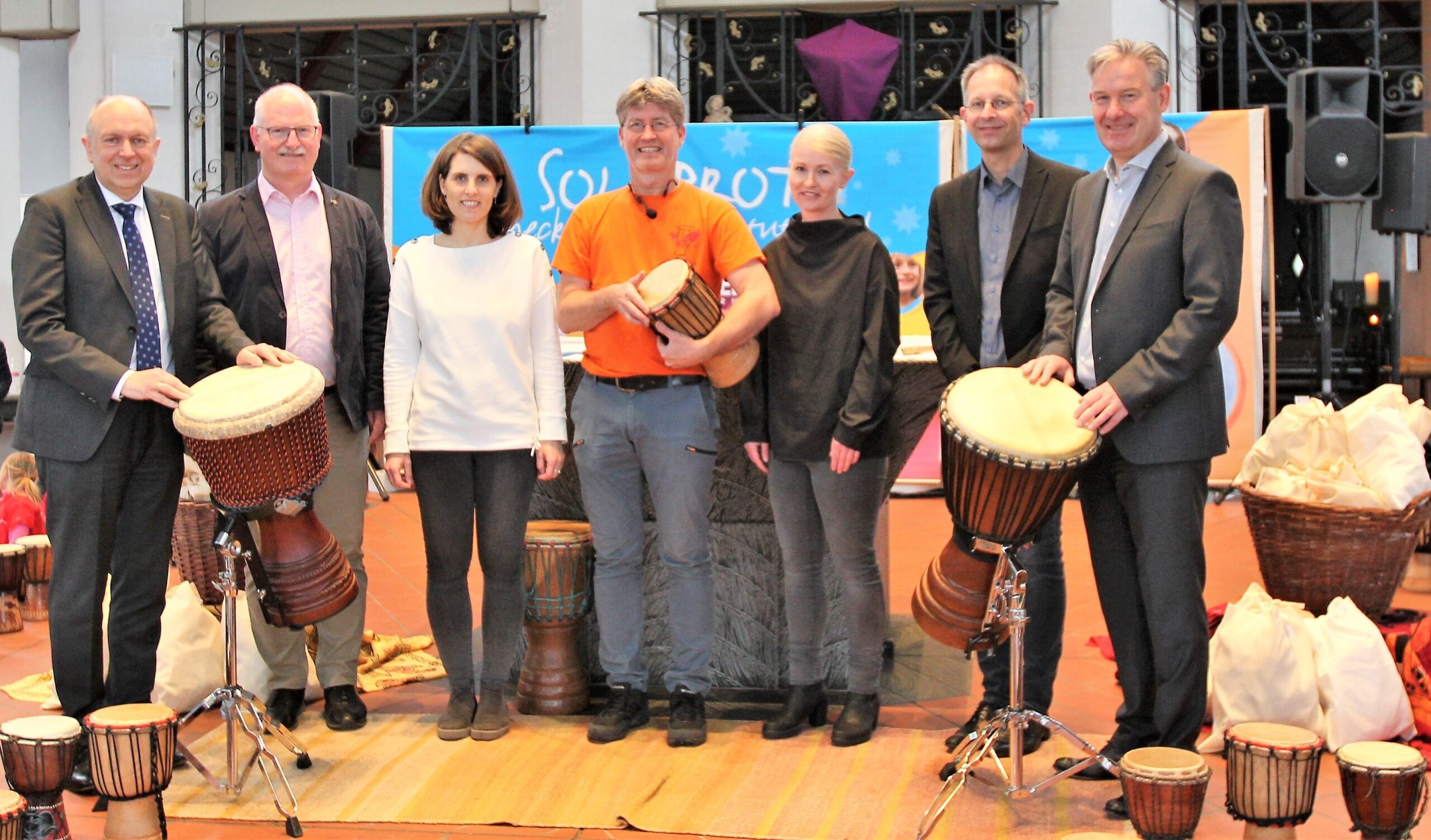 Danke für eine so großartige Unterstützung: Landrat Christoph Rüther, Kath Kita Hochstift-Geschäftsführer Detlef Müller, Miriam Thiel von Misereor, Trommelkünstler Markus Hoffmeister, Andrea Schütt vom Familienbund, Gemeindereferent Bertold Filthaut und Bürgermeister Michael Berens dankten den Kindern für die großartige Spendenaktion. (von links)