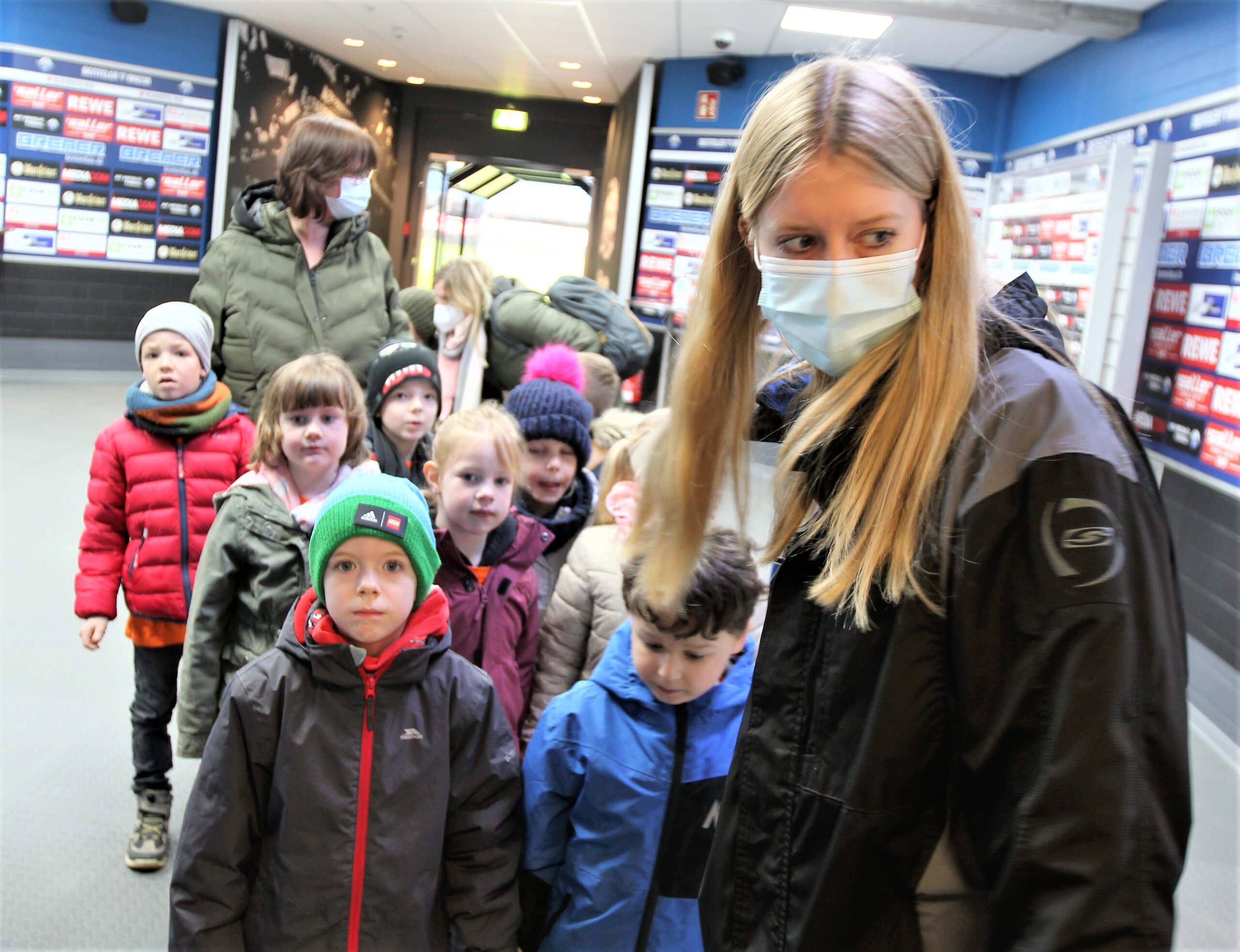 Laute Rufe nach Holli schallten durch das Stadion. Bis sich das Maskottchen des SCP07 sehen ließ, konnten die Kinder im Spielertunnel und im Medienraum einiges erleben.