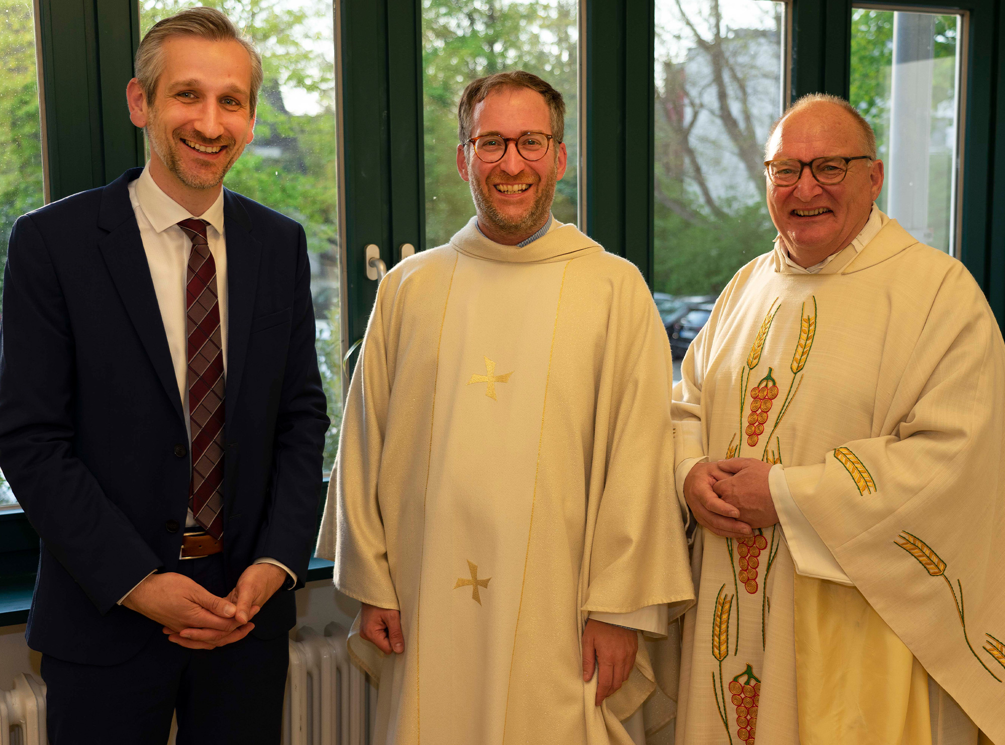 Pastor Dr. Simon Schwamborn (Mitte) wurde am Sonntag feierlich von Stadtdechant Propst Andreas Coersmeier (rechts) und Benedikt Bohn (links) koordinierender Leiter des Bereichs Schule und Hochschule im Erzbistum Paderborn, als neuer Studierendenseelsorger in Dortmund eingeführt. Foto: Michael Bodin / Erzbistum Paderborn