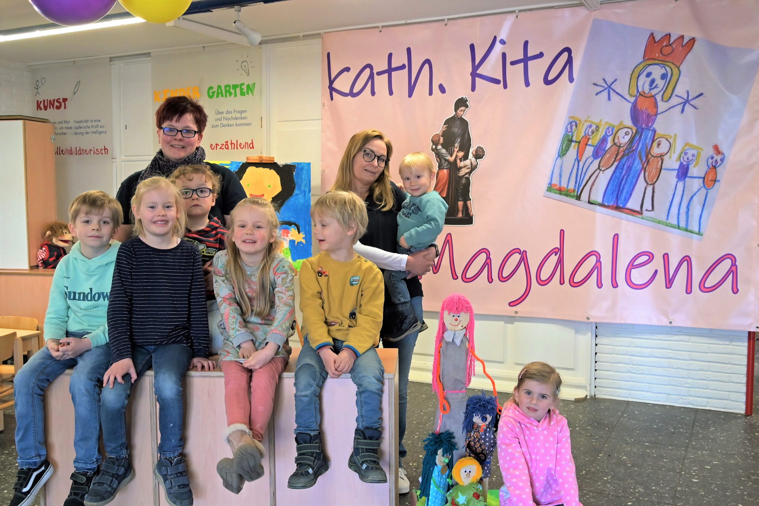 Die Kinder Jonas, Charlotte, Jannik, Lia, Emil, Lasse und Tilda freuen sich mit Britta Kinzer und Katja Dammhorst über den neuen Namen ihrer Kindertageseinrichtung „Kath. Kita St. Magdalena“.