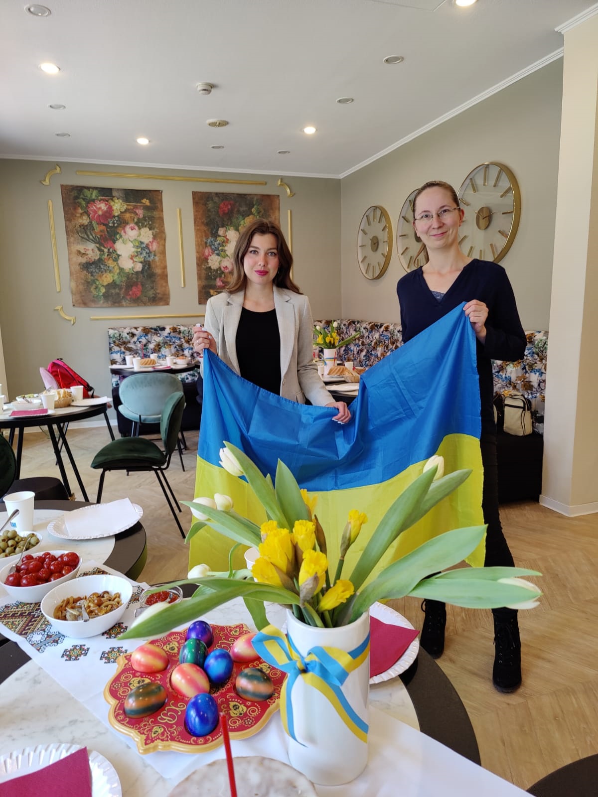 Sarah Fuhrmann (rechts), Managerin des Hotels ANA Fleur, in dem zurzeit 26 Flüchtlinge leben, und Sofiia Mumber haben gemeinsam mit anderen Ehrenamtlichen die Feier des orthodoxen Osterfestes für Menschen aus der Ukraine organisiert.