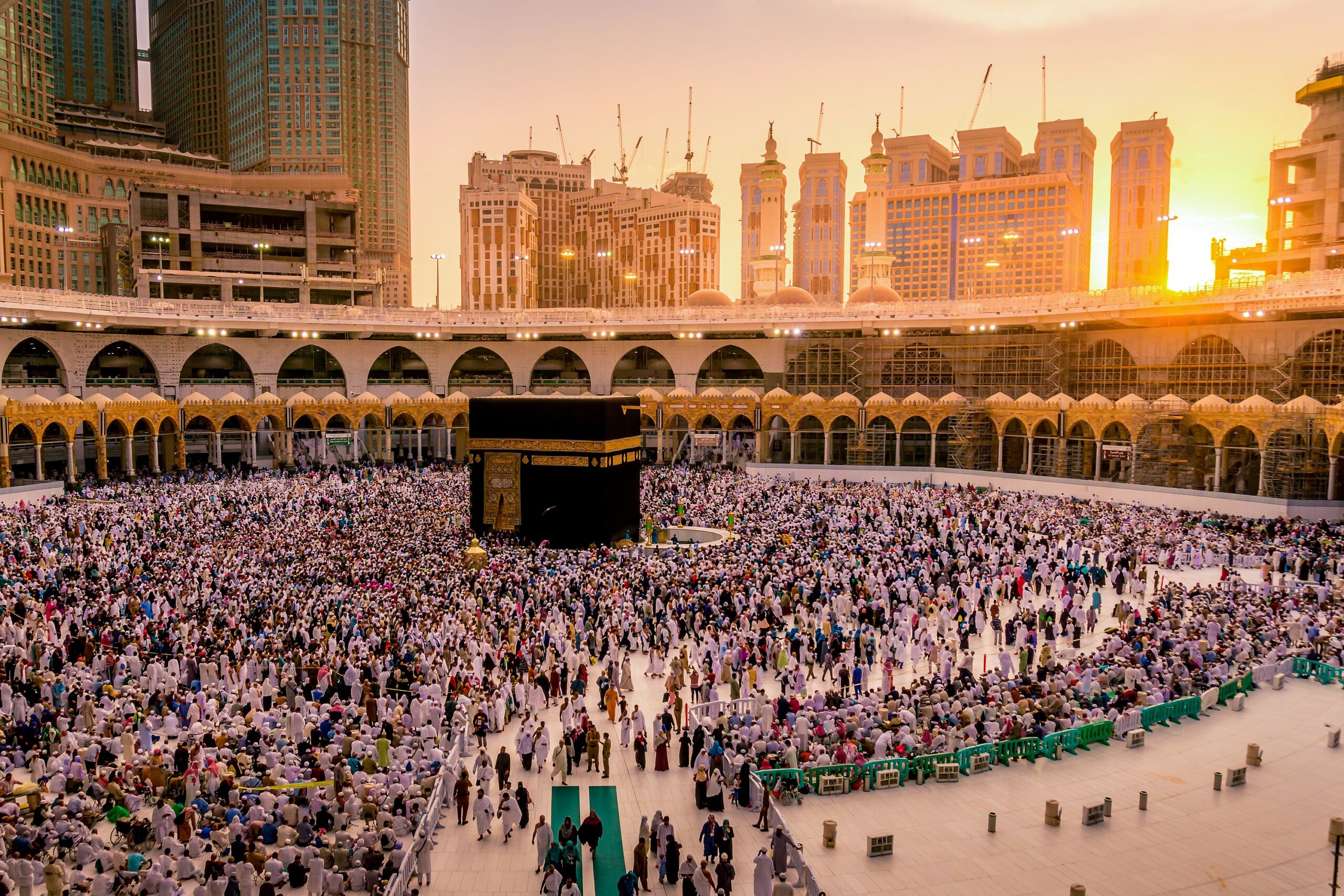 Mekkha ist für Muslime der zentrale Ort ihres Glaubens. Zur Kaaba, dem mit einem Vorhang verdeckten, quaderförmigen Zentralheiligtum des Islams, pilgern jährlich Millionen von Muslimen.