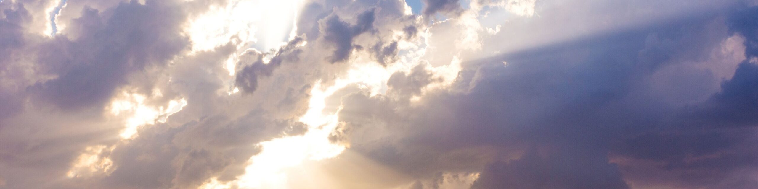 Sonnenstrahlen durchbrechen Wolkendecke