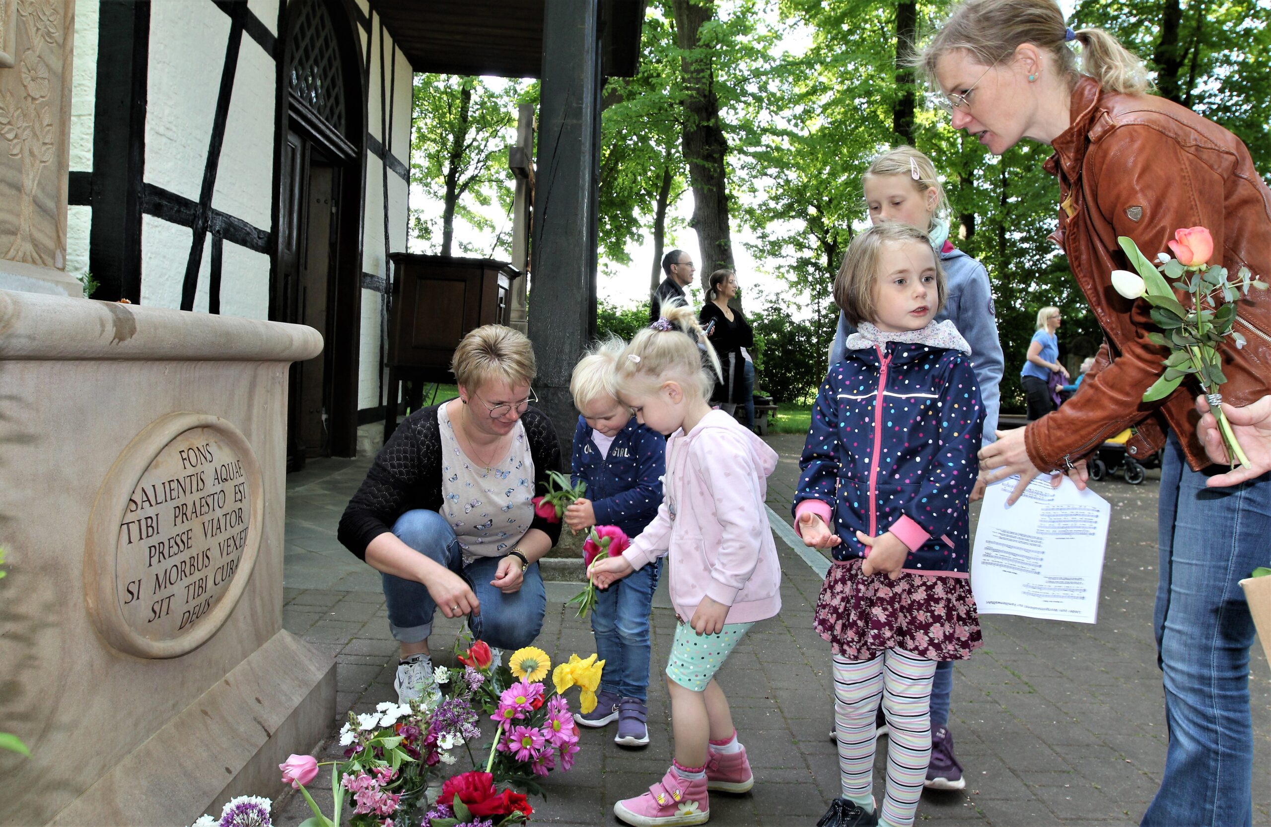 Für den Abschlusssegen am Brünneken hatten viele Kinder Blumen mitgebracht.