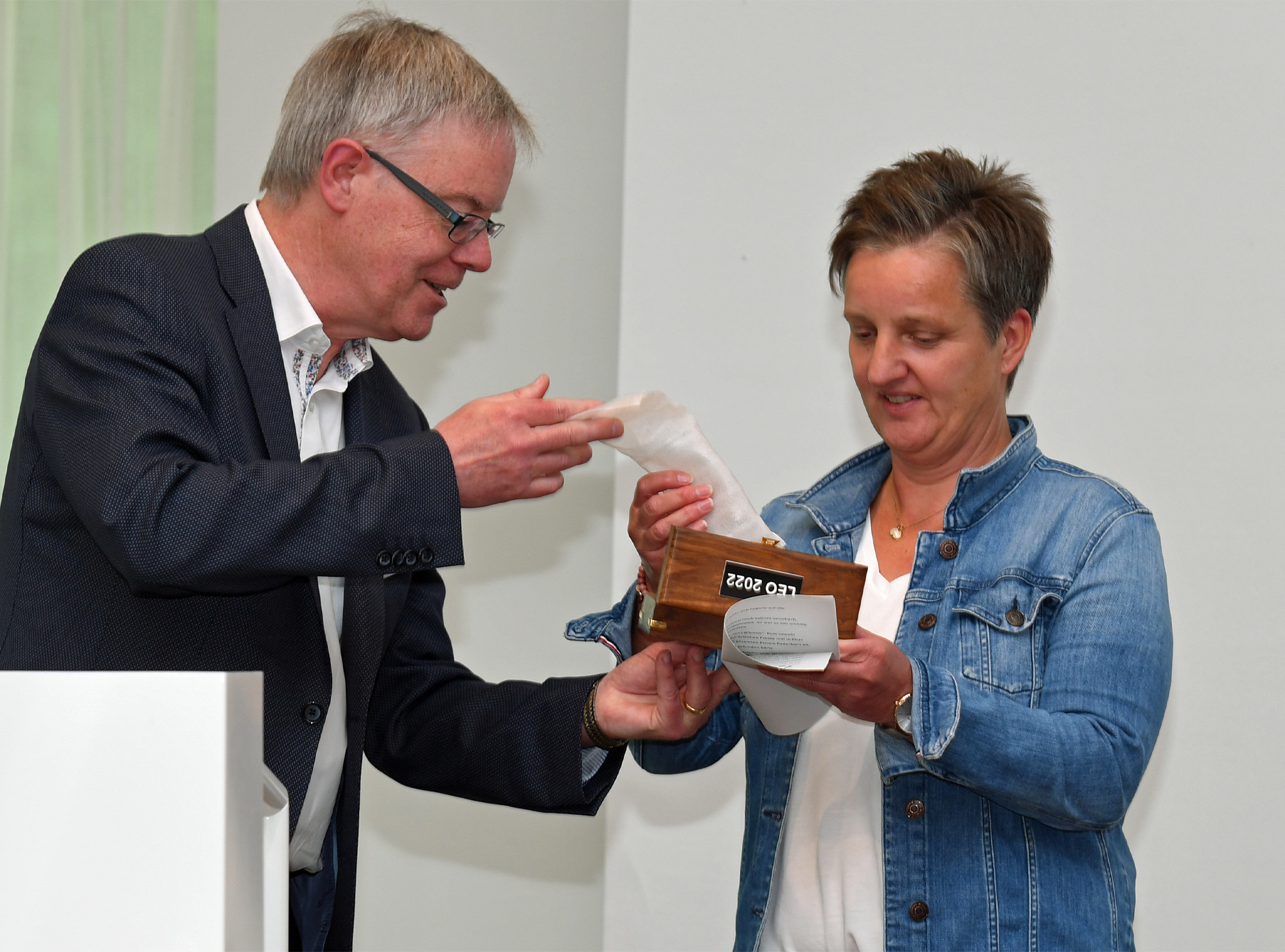 Wir2@home gewinnt den zweiten Preis den Sandra Kluge entgegennimmt. Foto: Wolfgang Hesse / Erzbistum Paderborn