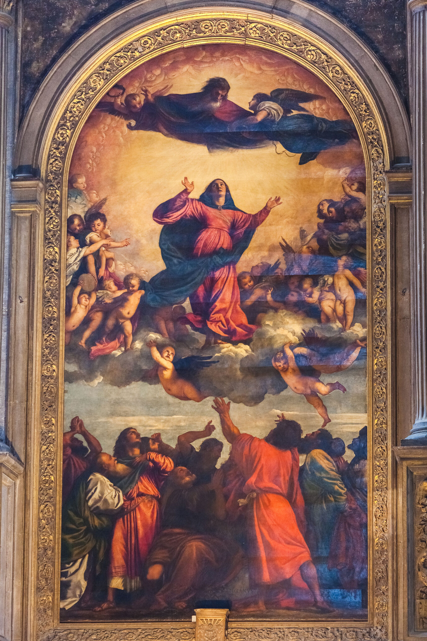 Maria im blau-roten Gewand schwebt auf einer Wolke Richtung Himmel