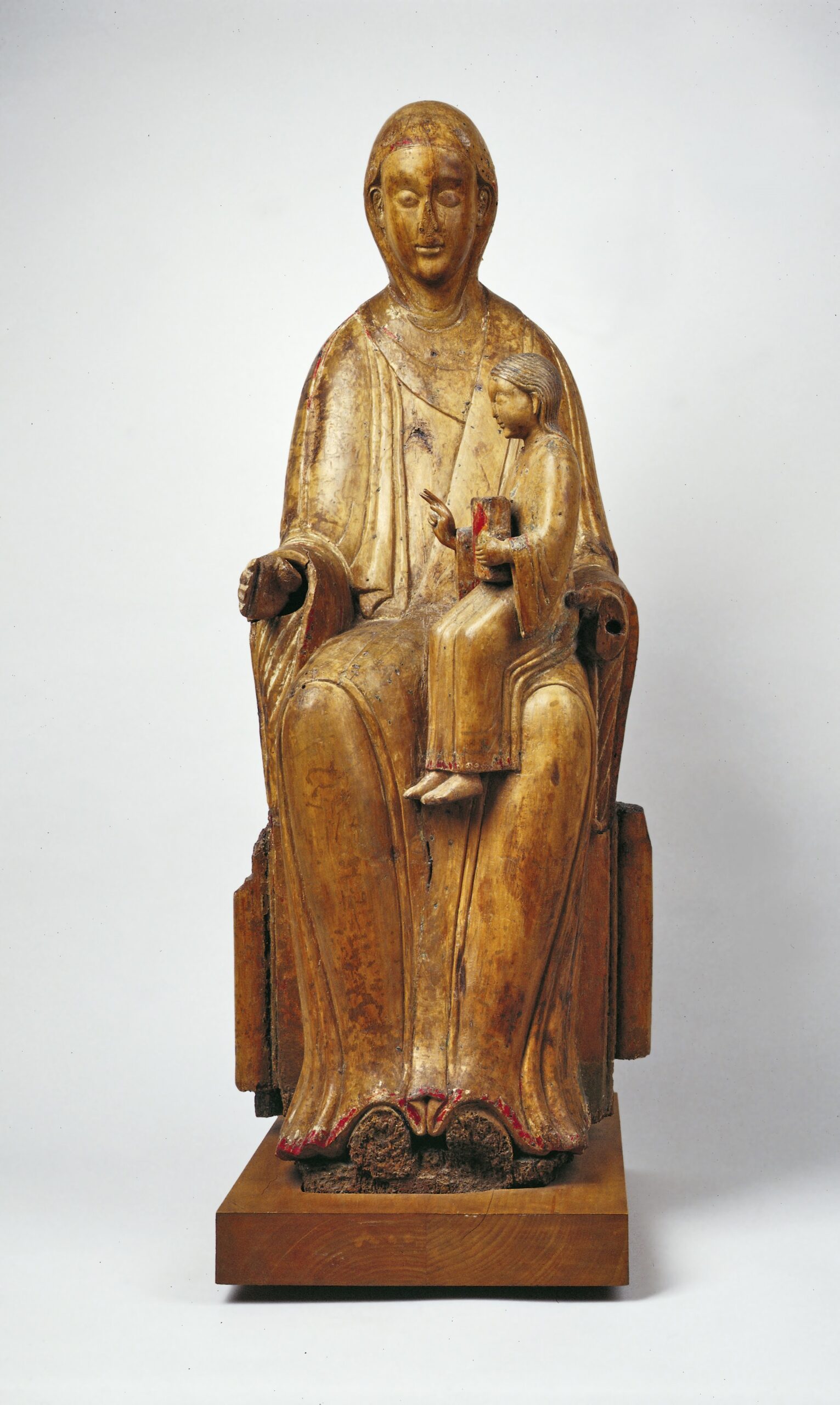 Maria sitzt auf einem Thron, auf ihrem Schoß das Jesuskind