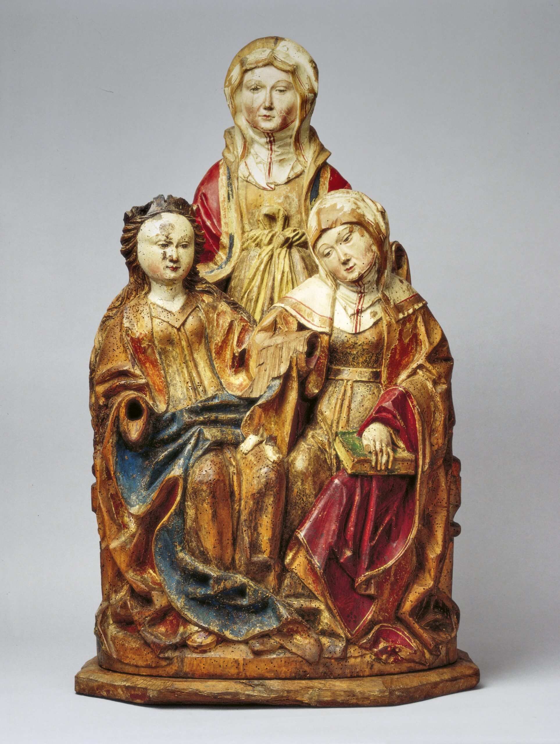 Eine Statue mit Maria (links), ihrer Mutter Anna (rechts) und Annas Mutter Emerentia (Mitte oben). Das Jesuskind in der Mitte ist leider verlorengegangen