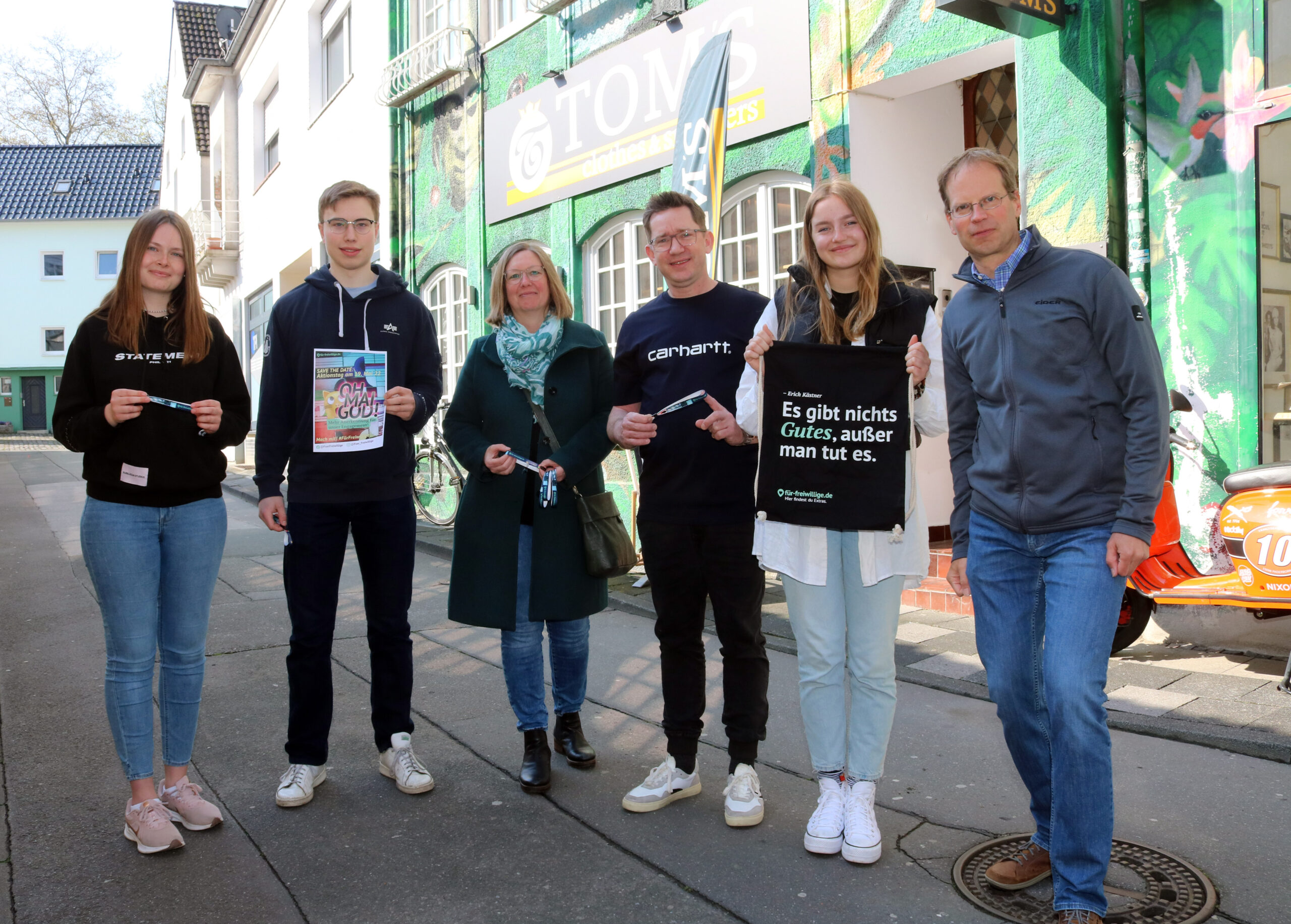 Wollen die Freiwilligen-Plattform www.fuer-freiwillige.de in Paderborn bekannter machen (v. l.): Emilie Esau (Freiwillige im St. Lioba Berufsförderzentrum), Justus Niggemeyer (Freiwilliger im Brüderkrankenhaus), Susanne Hardi (IN VIA Diözesanverband), Tom König (Tom’s), Fenna Bunge (Freiwillige in der OGS Caritas PB) und Heiko Appelbaum (Citymanager).