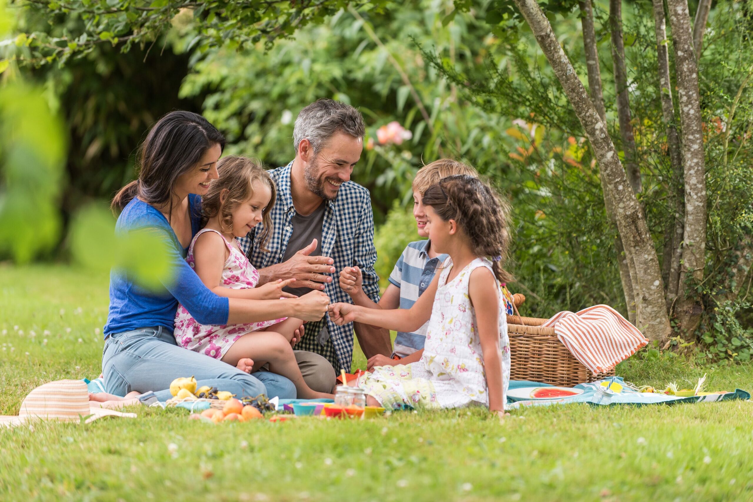 Eine Familie beim Picknick