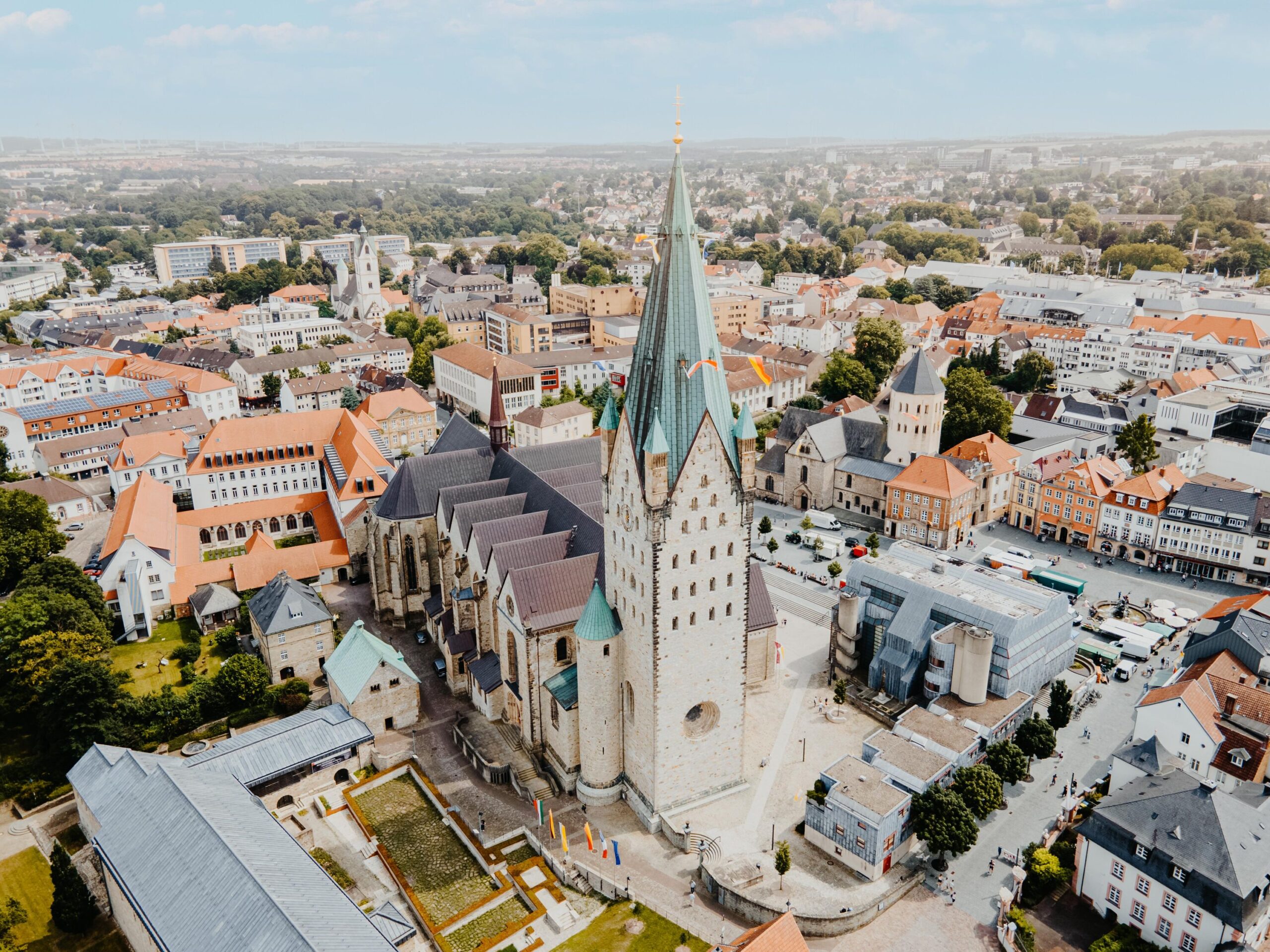 Hoher Dom zu Paderborn mit Libori-Fahnen