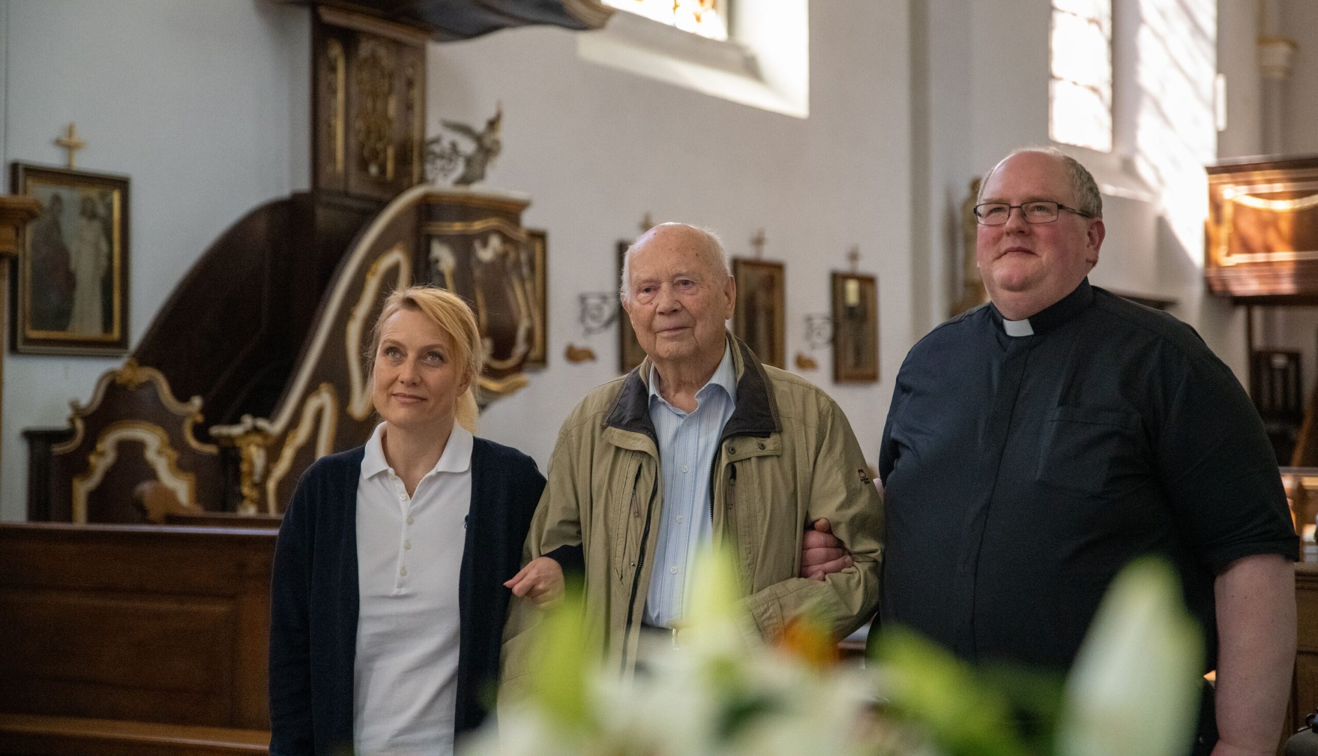 Xaver Fingerhut (m.) Nicole Radtke und Pastor Raphael Schliebs in der Kirche St. Marien Fürstenberg