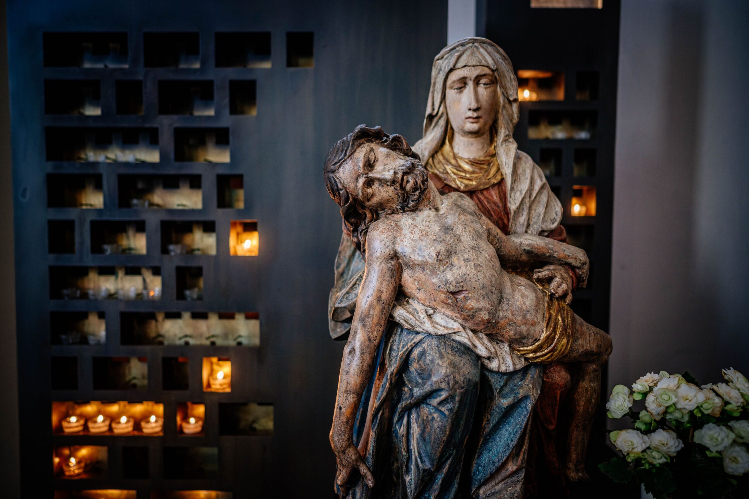 Maria hält ihren toten Sohn Jesus im Arm