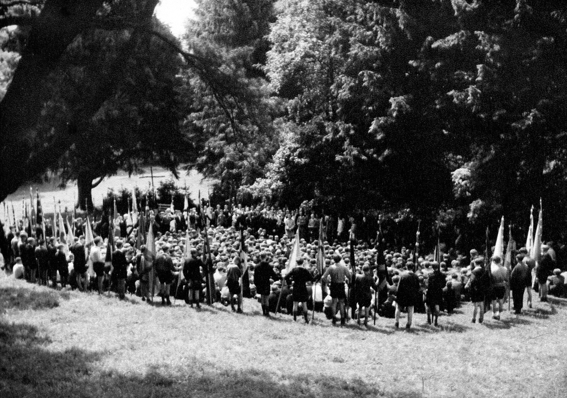 Singerunde im Park beim Pfingsttreffen der Schar 1946
