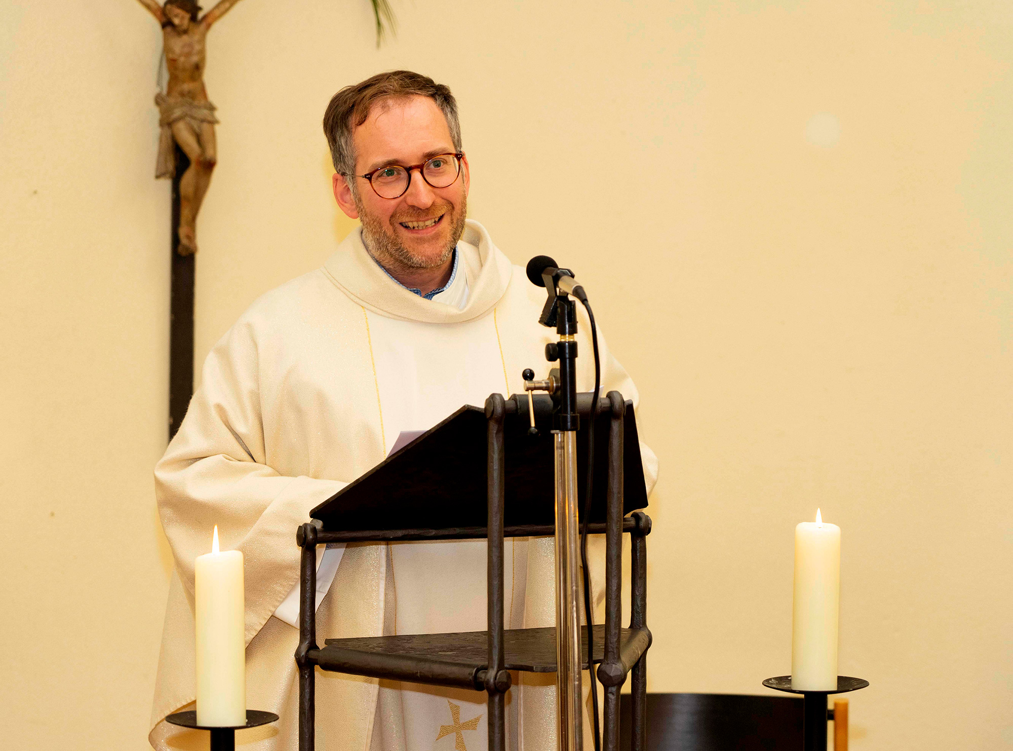 Mit einer „Predigtreihe mit alten Bekannten“ verabschiedet sich die Katholische Hochschulgemeinde Dortmund nach 40 Jahren von ihrem Standort an der Ostenbergstraße, hier mit Pastor Dr. Simon Schwamborn, Studierendenseelsorger in der KHG. Archivbild: Michael Bodin / Erzbistum Paderborn