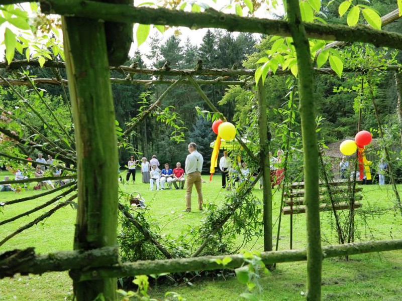 Der offene HEGGE-Park. Gäste an der Pergola