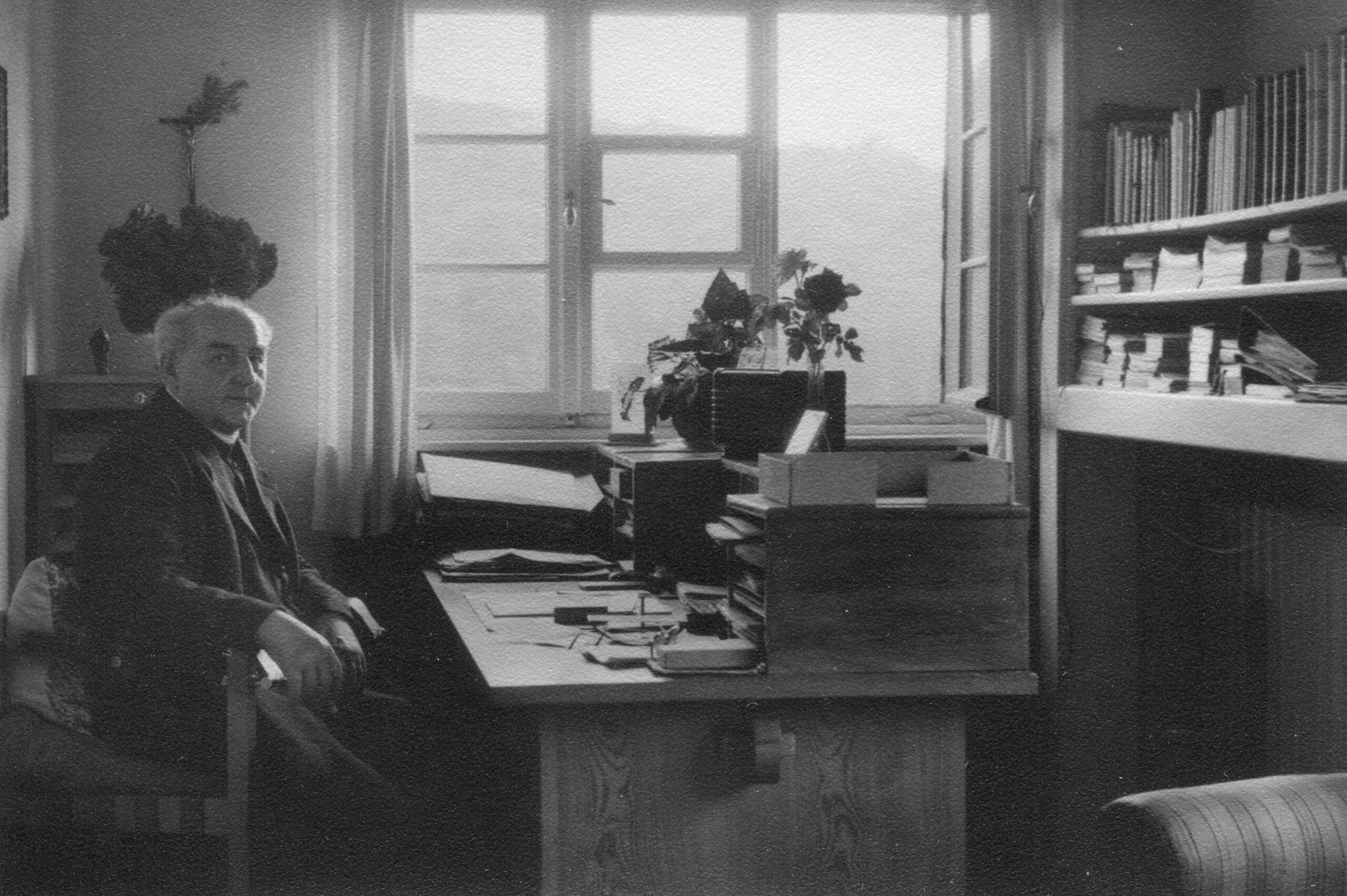 Ludwig Wolker an seinem Schreibtisch in Haus Altenberg