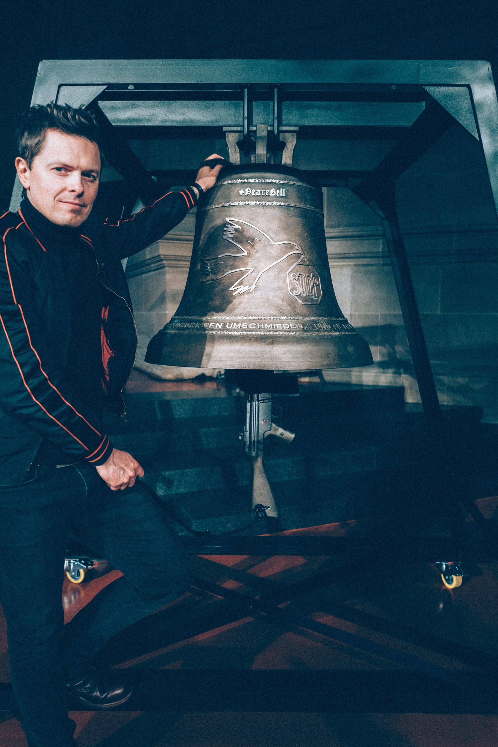 Michael Patrick Kelly mit Friedensglocke