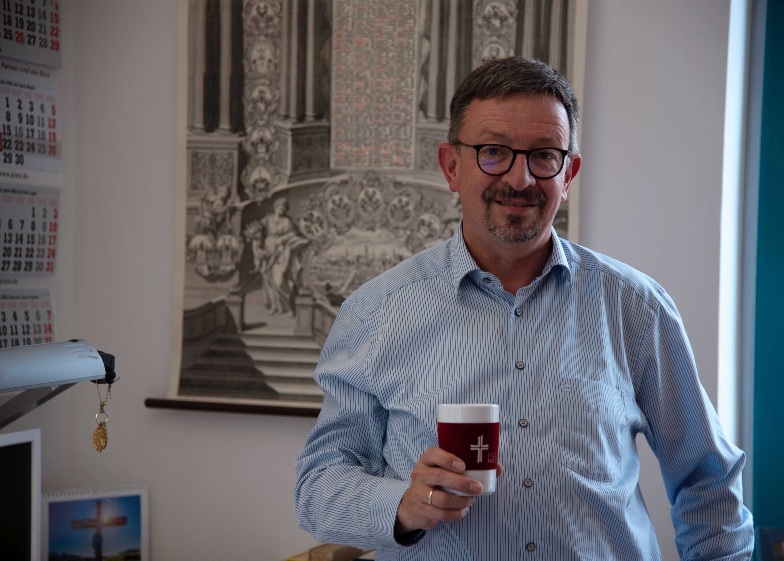 Michael Streit hält einen Kaffeebecher in der Hand