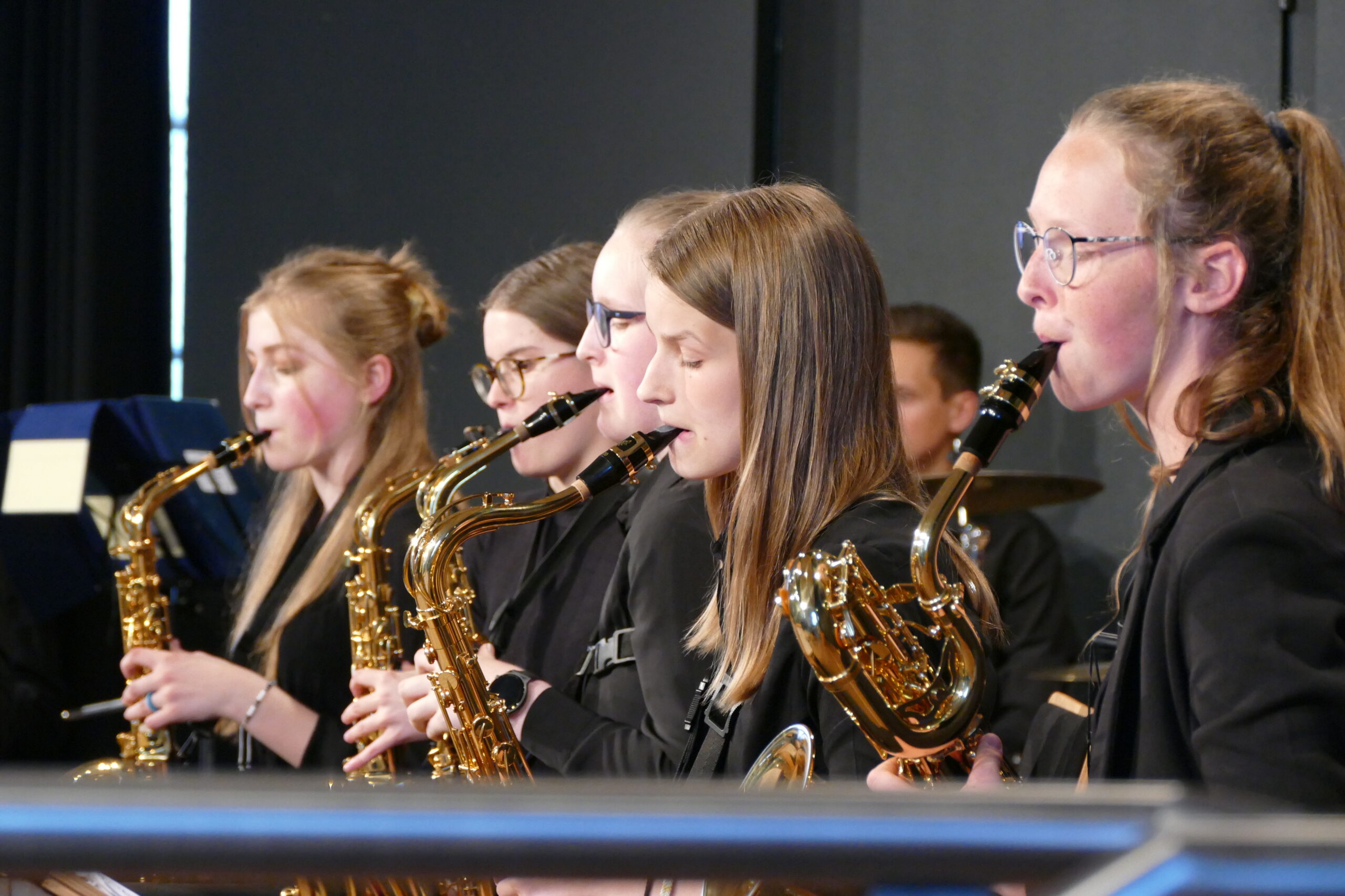 Die Saxophonistinnen der Big Band.