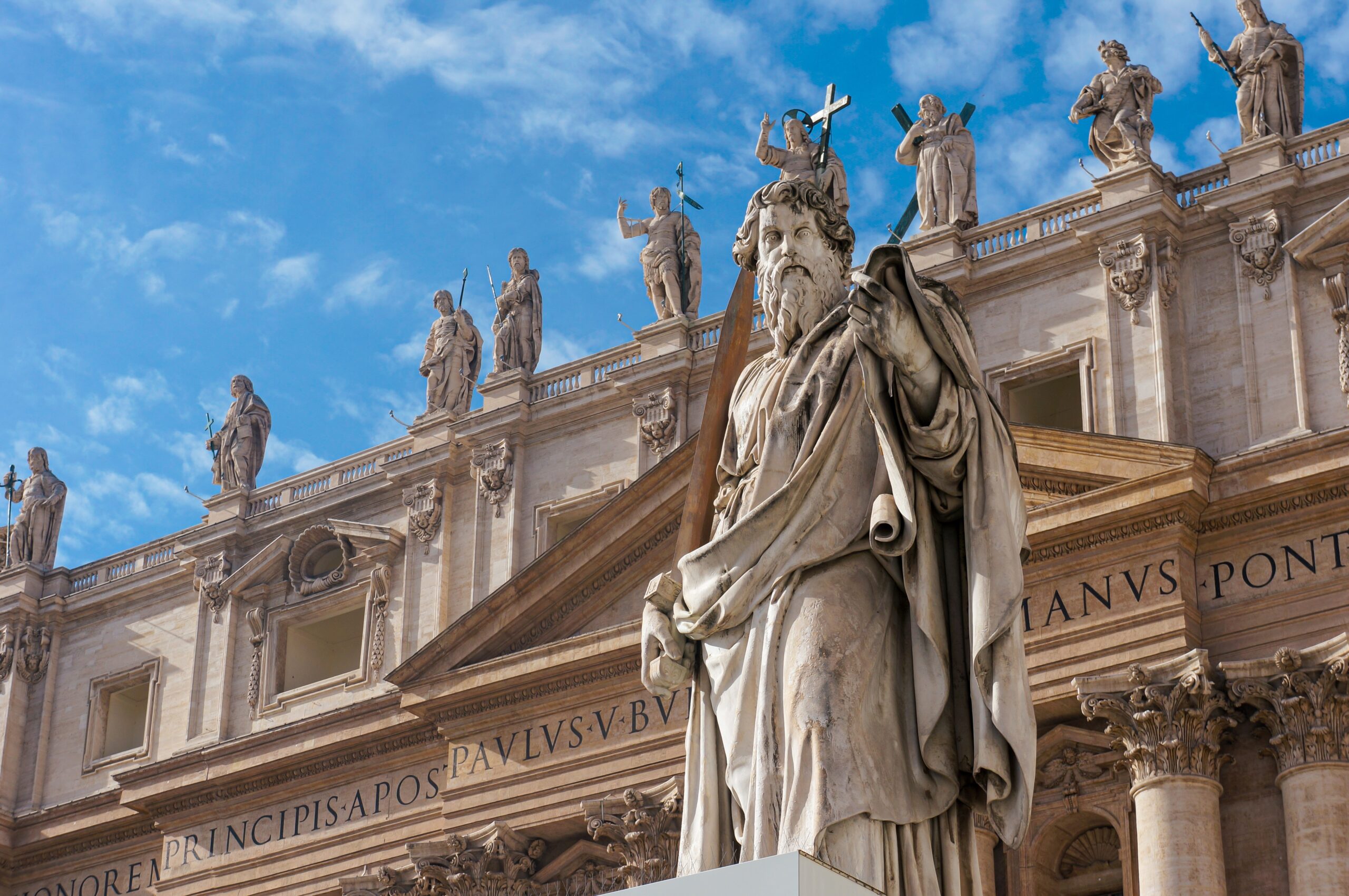 Statue des Apostels Paulus vor der Petersbasilika im Vatikan.
