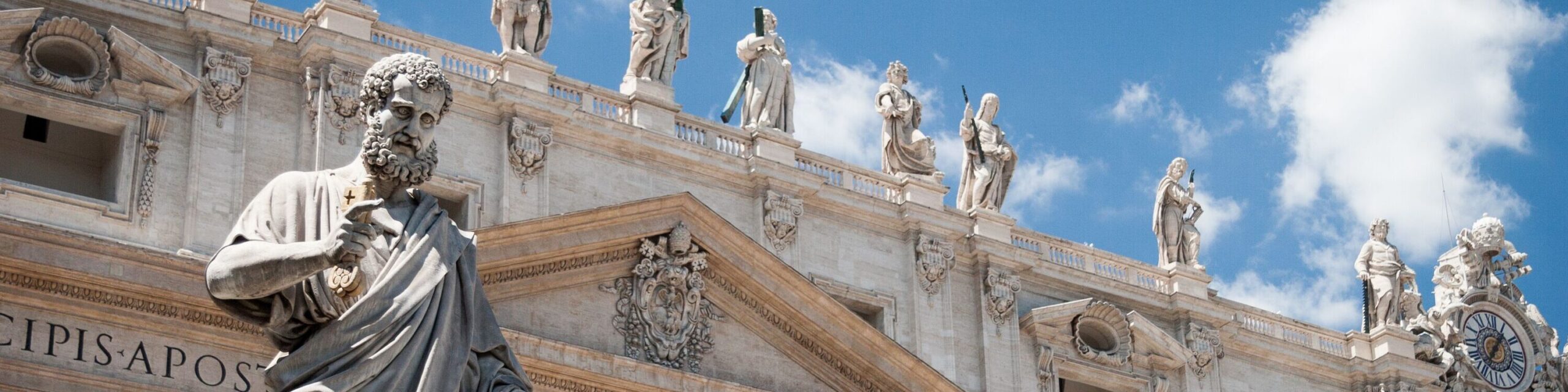 Statue des Apostels Petrus vor der Petersbasilika im Vatikan.