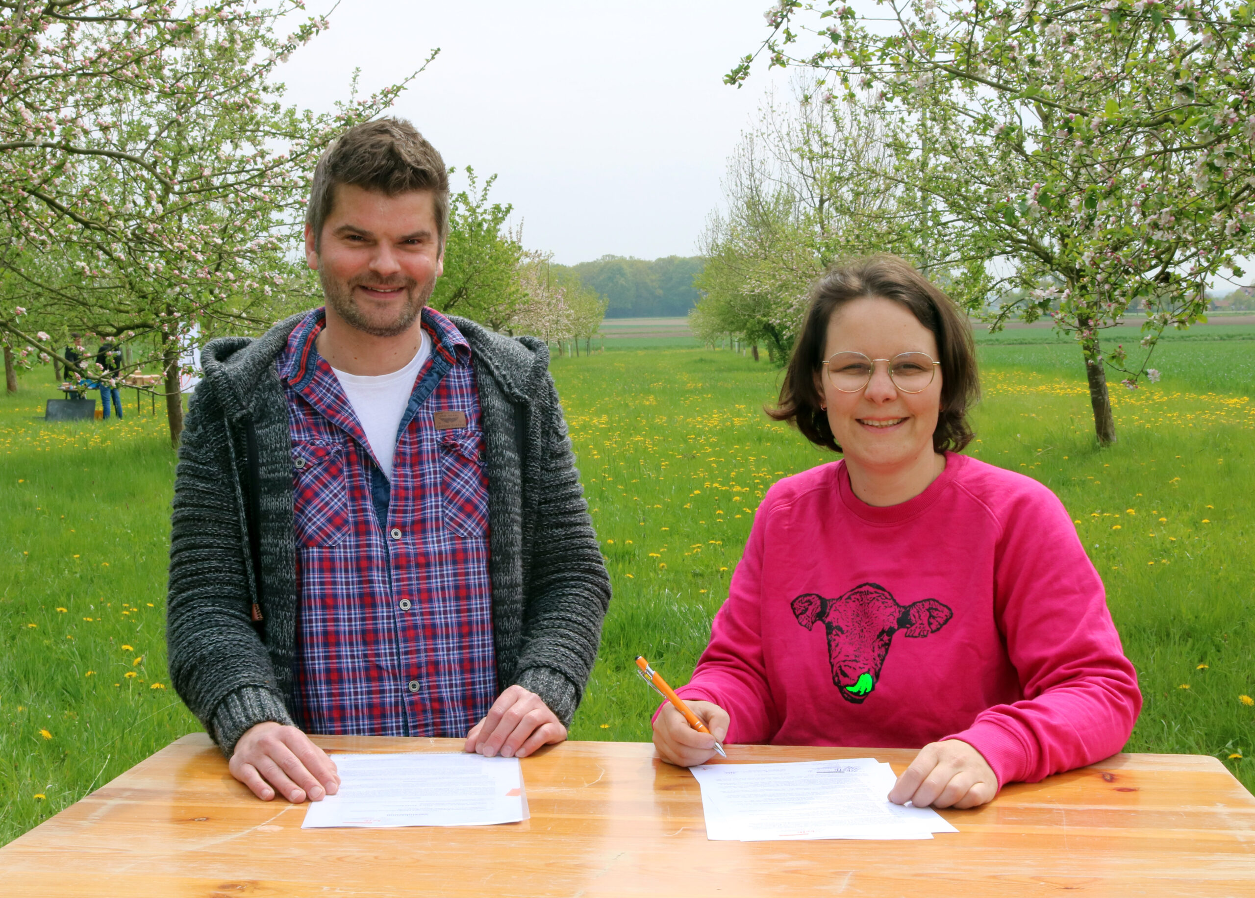 Daniel Burghardt (links) und Anja Pötting haben jetzt in Scharmede den Kooperationsvertrag unterzeichnet.