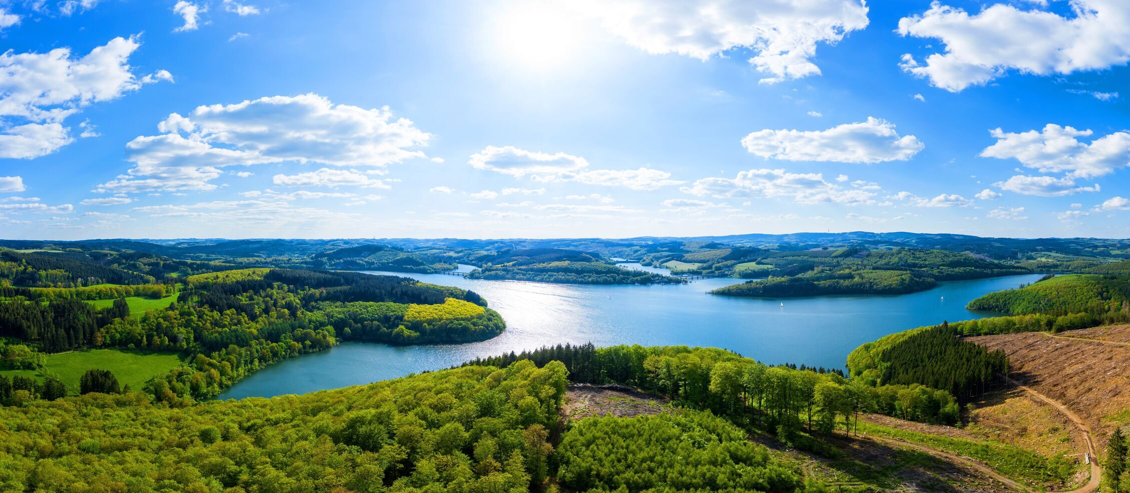 Das Motto "Himmel und Erde" wird im Programm aufgegriffen und verschiedentlich interpretiert. Von Kunst und Kultur bis Wissenschaft können Sie sich inspirieren lassen und den Spirituellen Sommer 2022 genießen.
