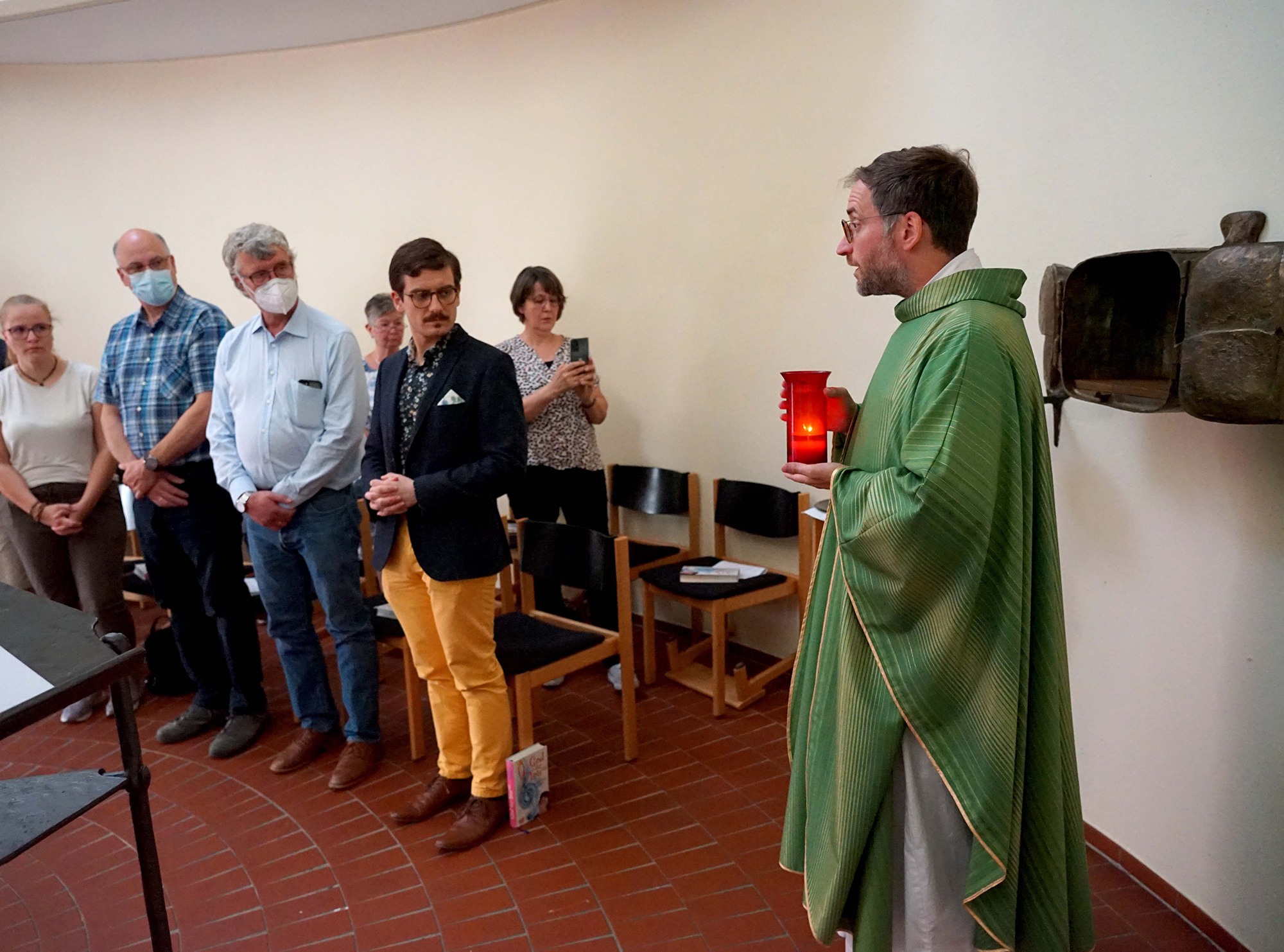 Studierendenpfarrer Dr. Simon Schwamborn löschte nach dem letzten Gottesdienst in der Kapelle der KHG das Ewige Licht. Foto: Michael Bodin / Erzbistum Paderborn