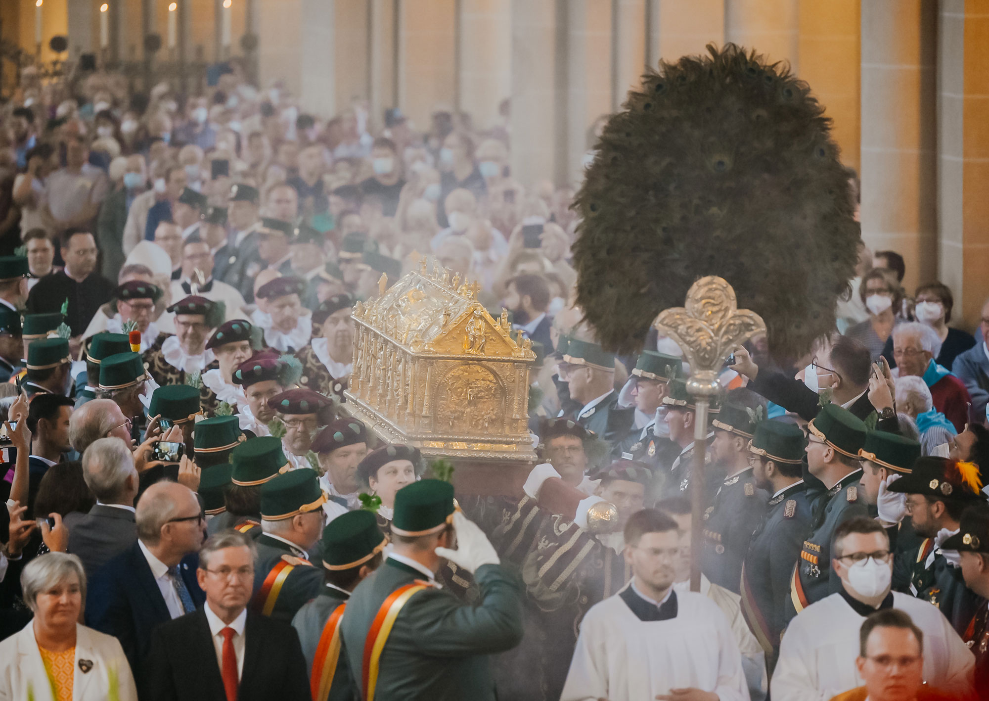Der Schrein des Bistumspatrons wurde unter den Klängen des Libori-Tuschs in einer Prozession durch den Paderborner Dom in den Hochchor getragen.