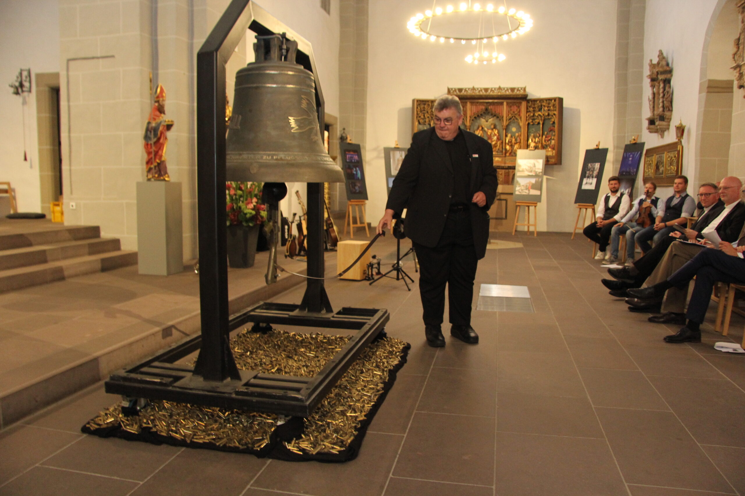 Monsignore Georg Austen läutet die #PeaceBell