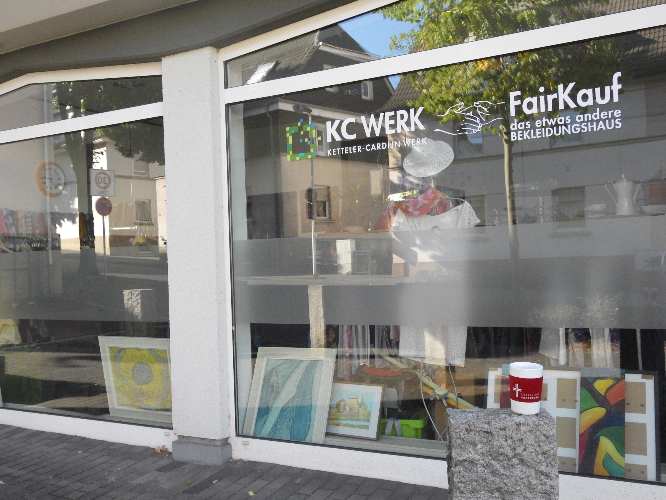 Ein Kaffeebecher vor dem Ketteler Cardijin Werk in Olpe