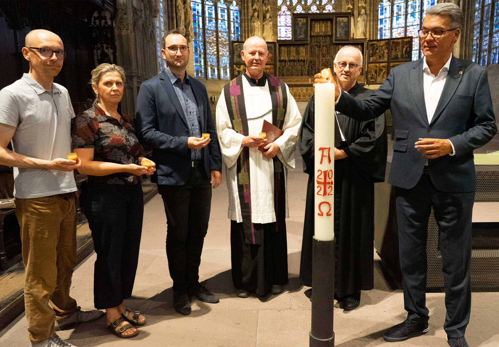 Ökumenischer Gottesdienst für Unbedachte in der Evangelischen Stadtkirche St. Reinoldi (v.l.): Uwe Schrader (Ev. Stadtkirche St. Reinoldi), Stephanie Faulhaber-Manns (Katholische Stadtkirche), Reinoldikantor Christian Drengk (Orgel), Pfarrer Ansgar Schocke (Katholische Stadtkirche), Pfarrer Michael Küstermann (Ev. Stadtkirche St. Reinoldi) und Oberbürgermeister Thomas Westphal (Stadt Dortmund). Foto: Michael Bodin / Kath. Pressestelle Dortmund