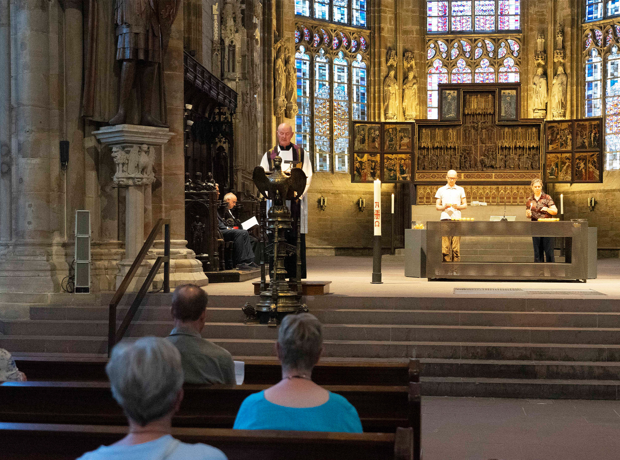 Ökumenischer Gottesdienst für Unbedachte in der Evangelischen Stadtkirche St. Reinoldi: Im Wechsel verlasen Pfarrer Ansgar Schocke (Bild), Oberbürgermeister Thomas Westphal und Pfarrer Michael Küstermann die Namen und das Alter der einhundert Verstorbenen. Stephanie Faulhaber-Manns und Uwe Schrader (im Hintergrund) entzündeten am Altar je eine Kerze für jede und jeden von ihnen. Foto: Michael Bodin / Kath. Pressestelle Dortmund