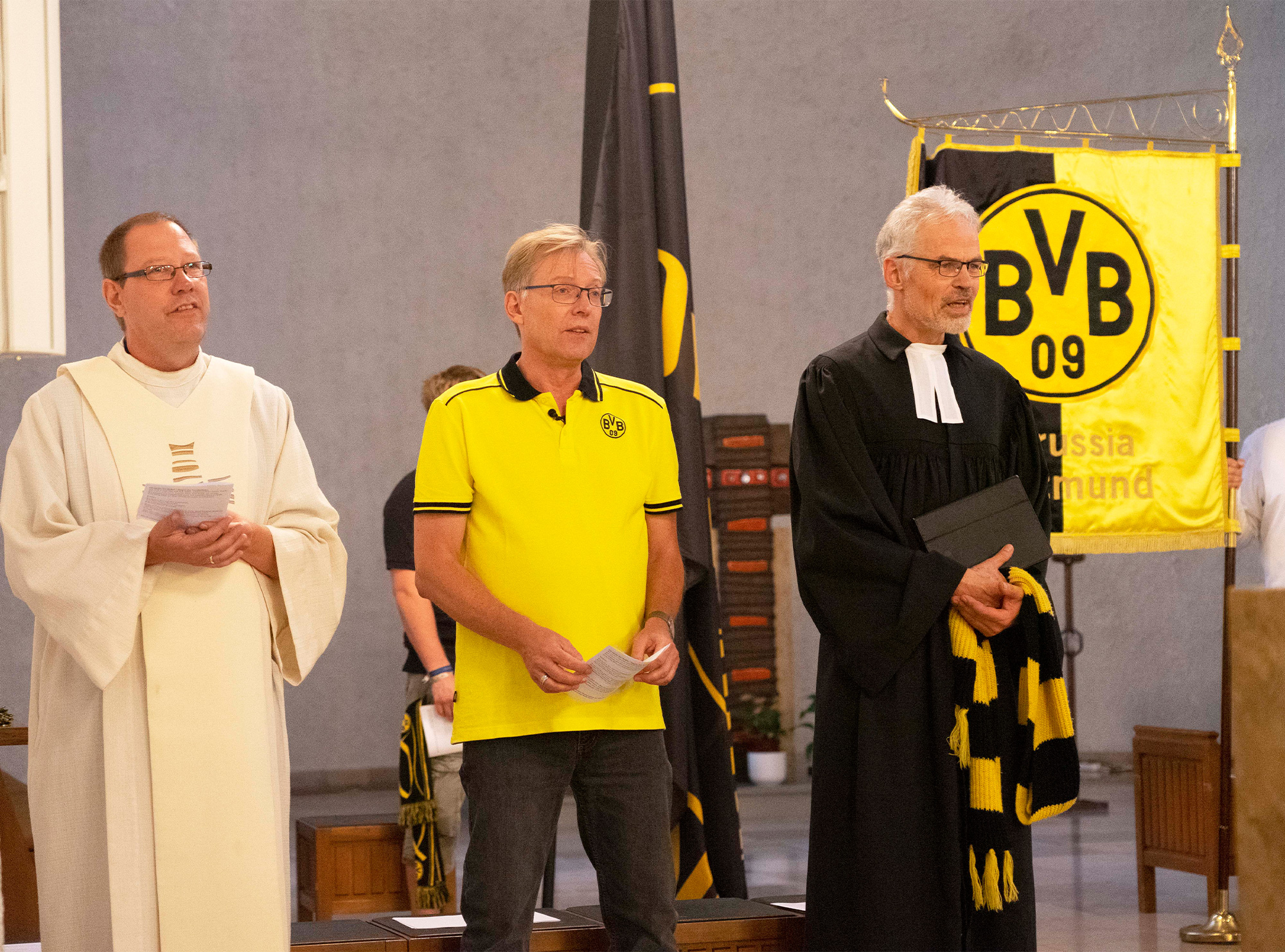 Gottesdienst zur Saisoneröffnung in der Gründerkirche des BVB (v.l.): Gemeindereferent Karsten Haug, Jens-Olaf Buhrdorf und Pfarrer Friedrich Laker. Foto: Michael Bodin / Erzbistum Paderborn