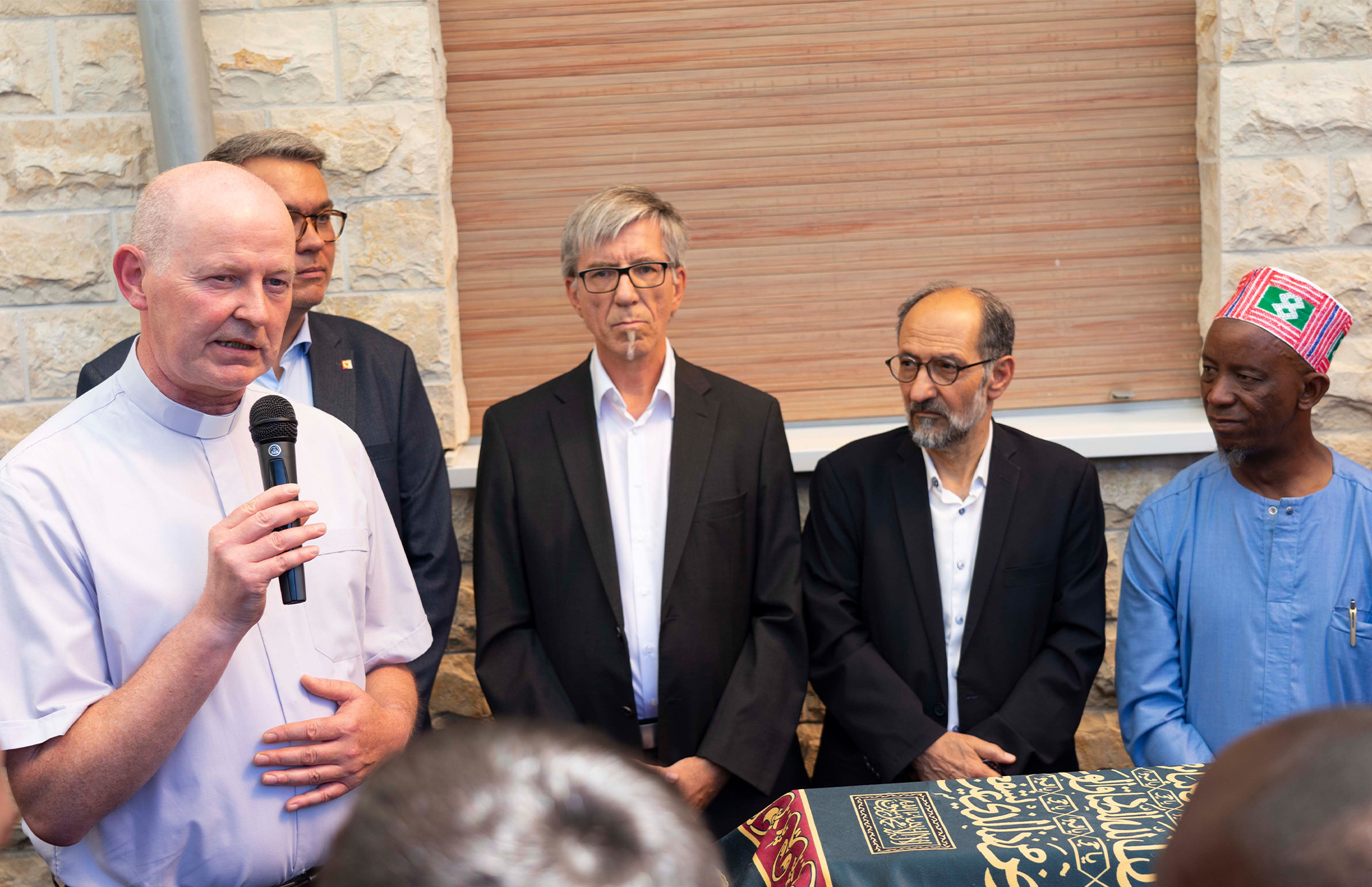 Vertreter der evangelischen und der katholischen Kirche in Dortmund nahmen am Totengedenken für den ums Leben gekommenen Mohammed D. teil (v.l.): Pfarrer Ansgar Schocke, Oberbürgermeister Thomas Westphal, Pfarrer Friedrich Stiller, Imam Ahmad Aweimer, Imam Abduramane Djalo von der Afrikanischen Kultur-Gemeinde. Foto: Michael Bodin / Kath. Pressestelle Dortmund