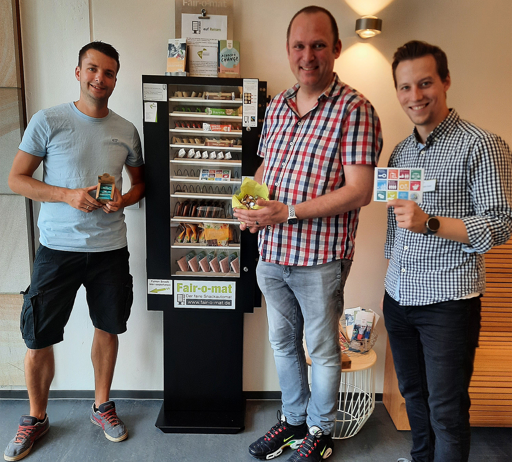 Aufstellung des Fair-o-mat durch Paul Kaupenjohann und Martin Blume (Stadtvorstände BDKJ Dortmund) sowie Stefan Kaiser (Refugium Kath. Forum) v.l.