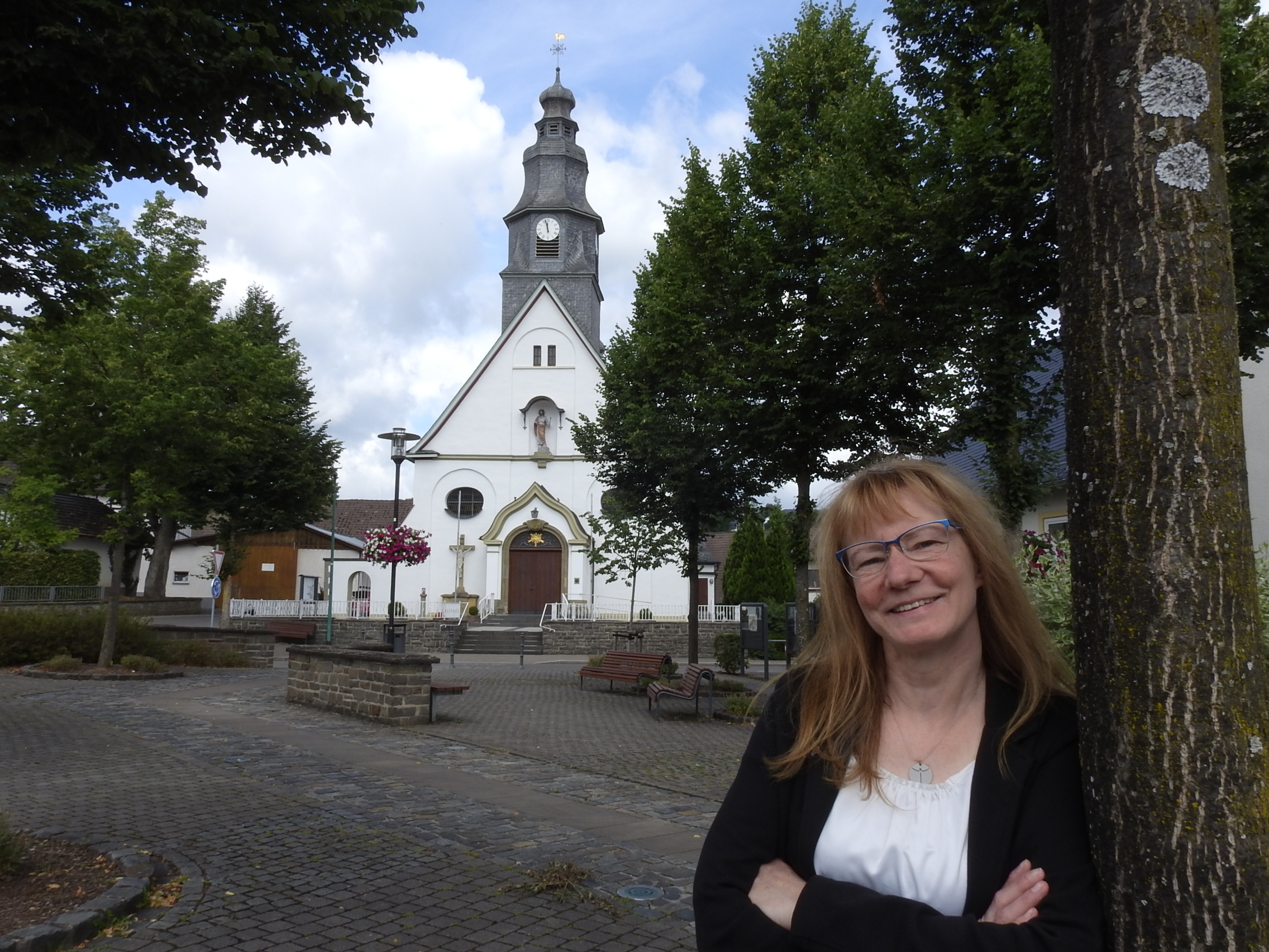 Christiane Kasperkowiak vor der Kirche in Ennest.
