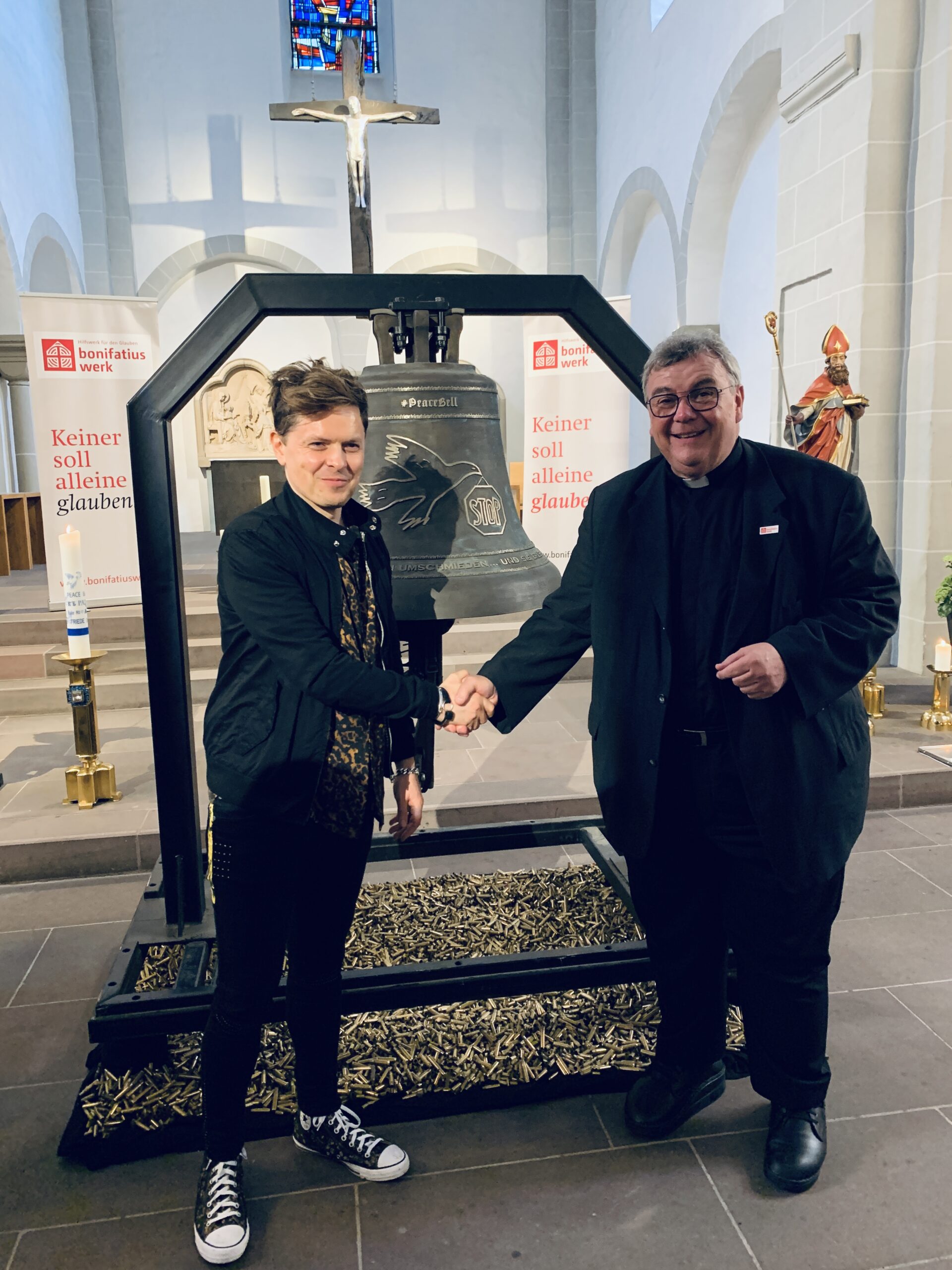 Michael Patrick Kelly und Monsignore Georg Austen vor der #PeaceBell
